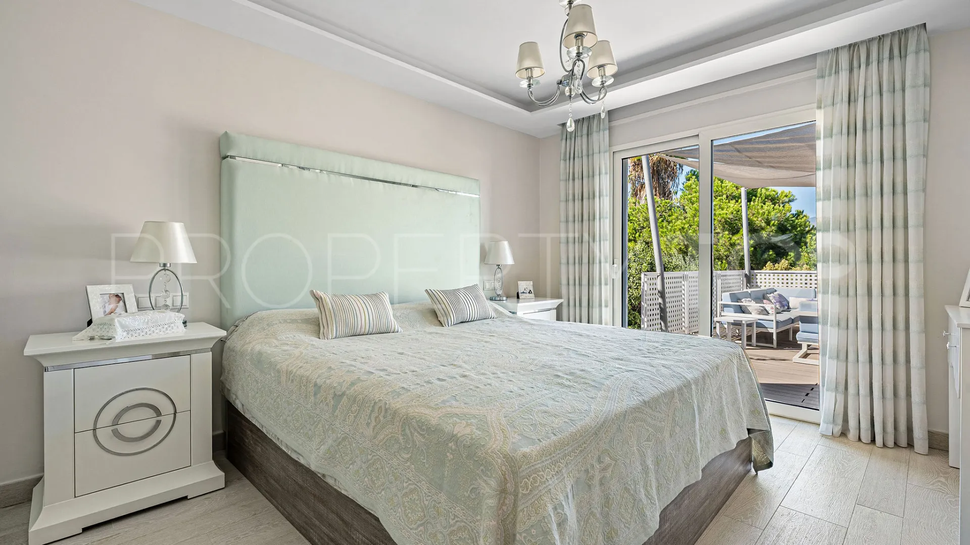5 bedrooms Nueva Andalucia villa for sale