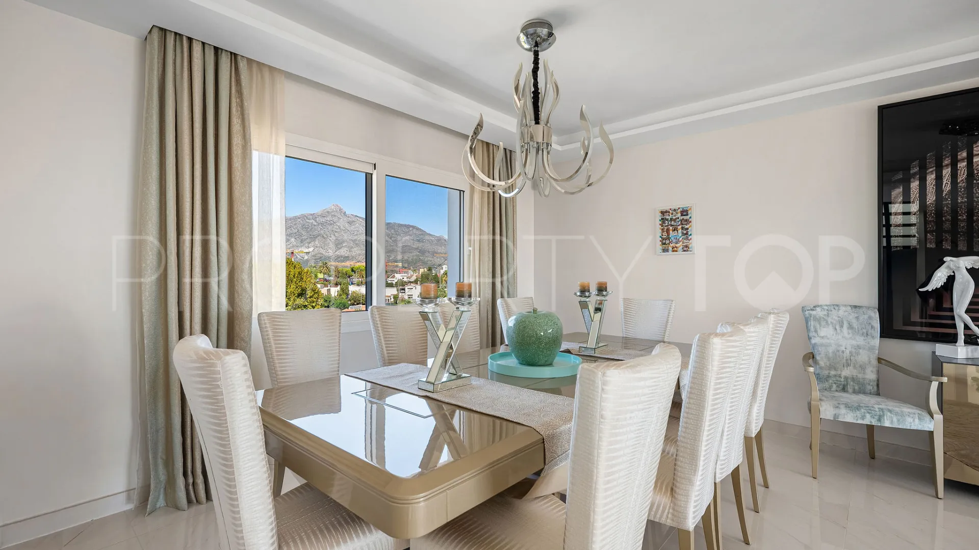 5 bedrooms Nueva Andalucia villa for sale