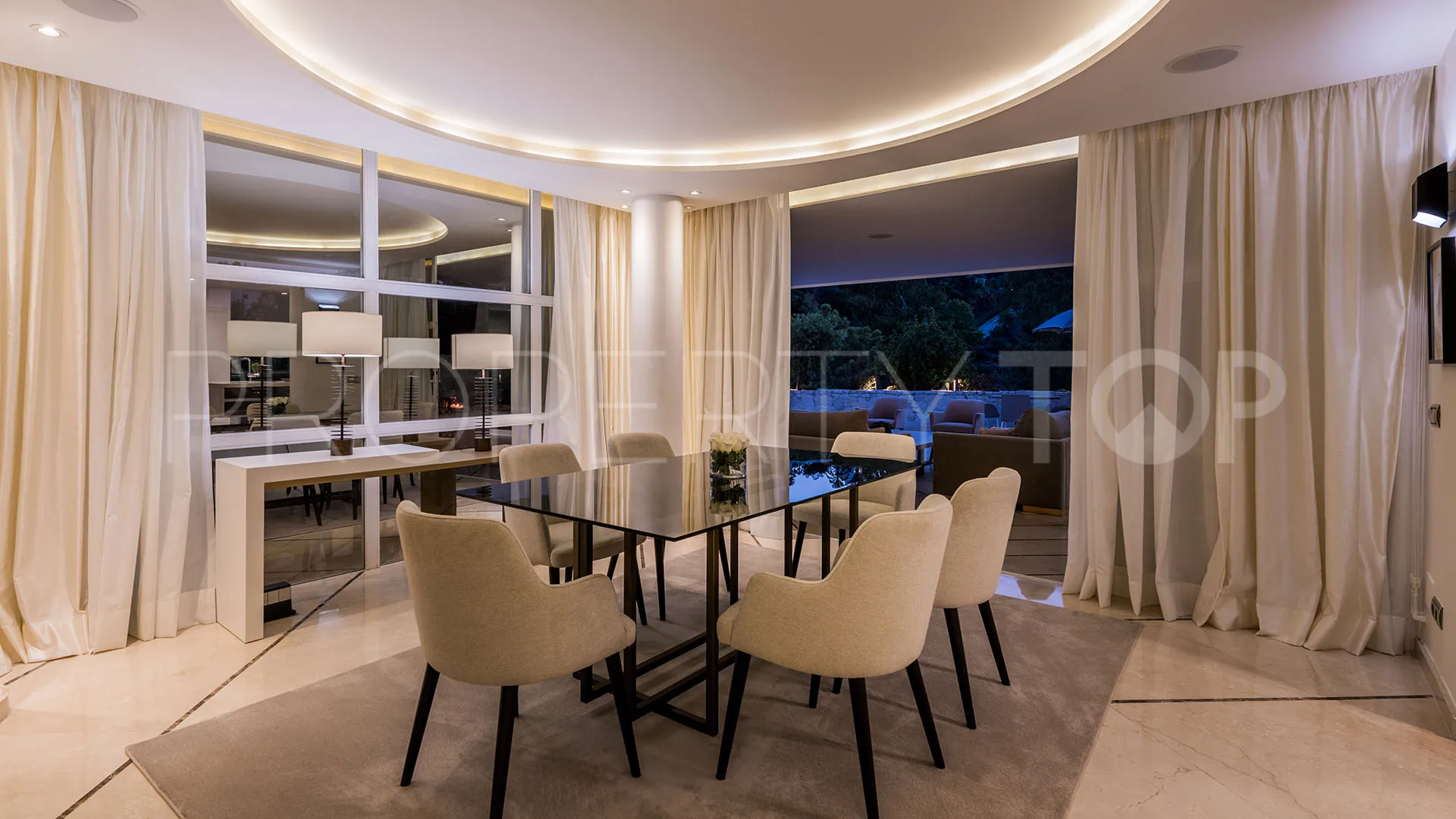 Villa en venta en La Quinta con 5 dormitorios