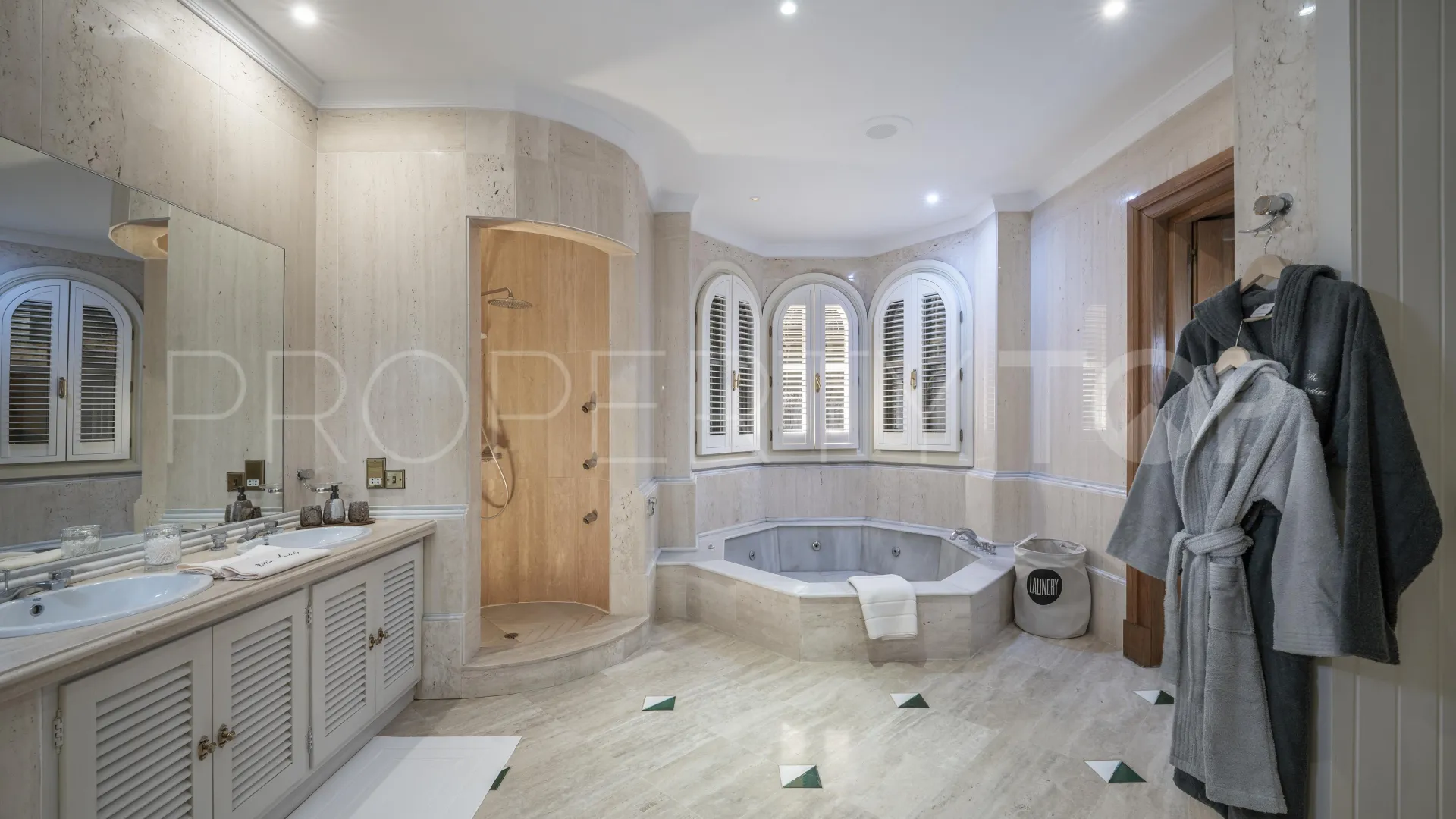 Villa en venta con 6 dormitorios en San Roque Club