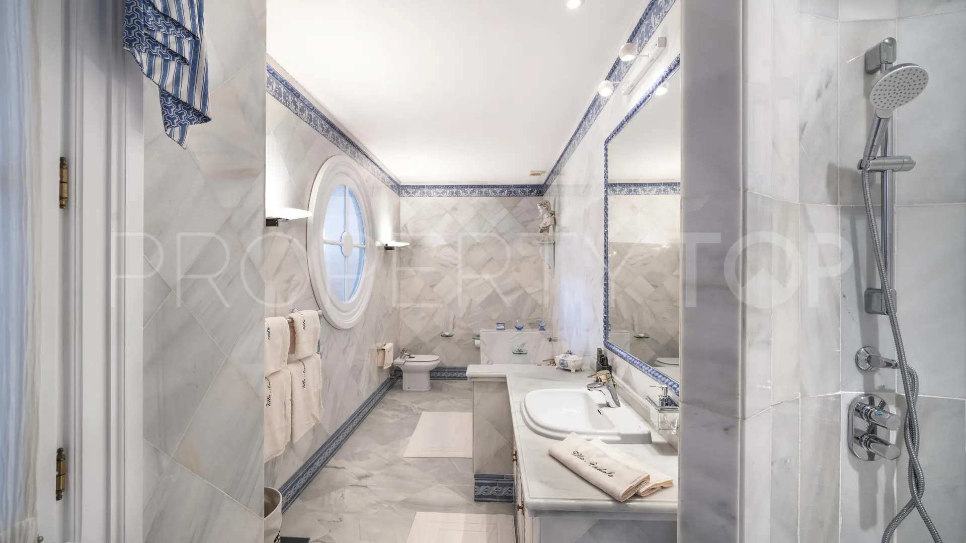 Villa en venta con 6 dormitorios en San Roque Club