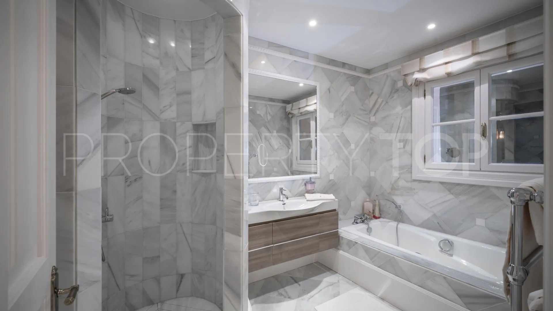 Villa en venta con 6 dormitorios en San Roque Club