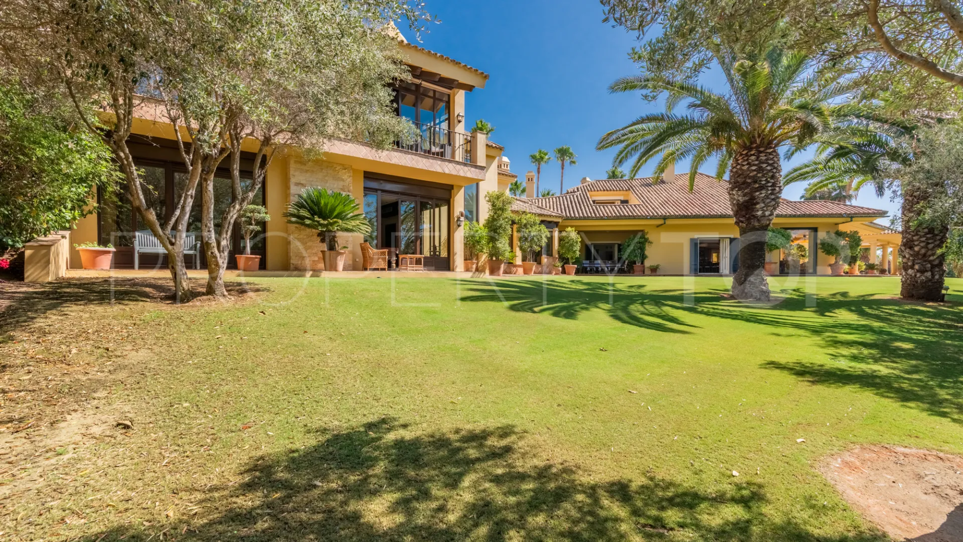 Villa for sale in Zona F with 5 bedrooms