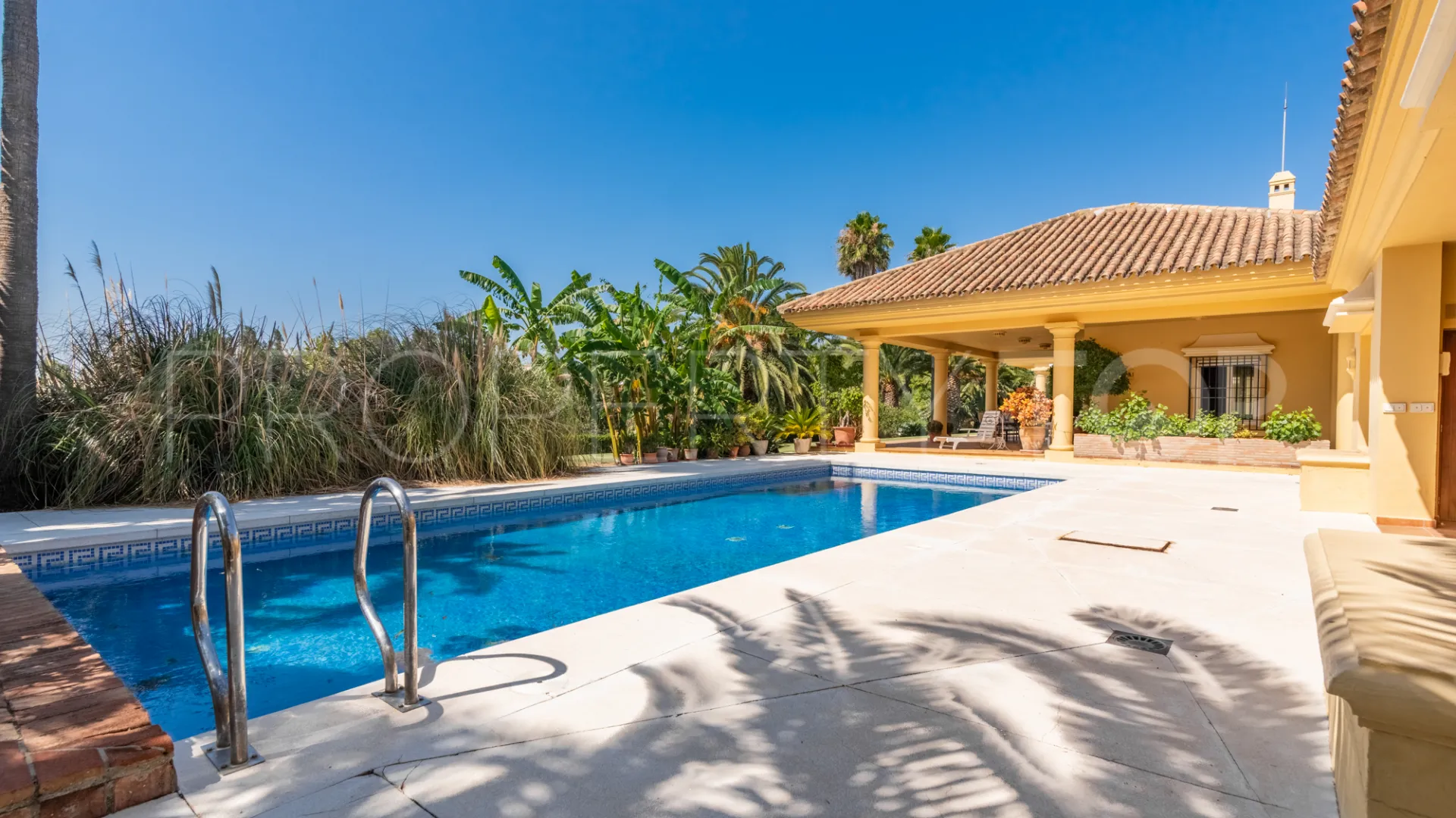Villa for sale in Zona F with 5 bedrooms