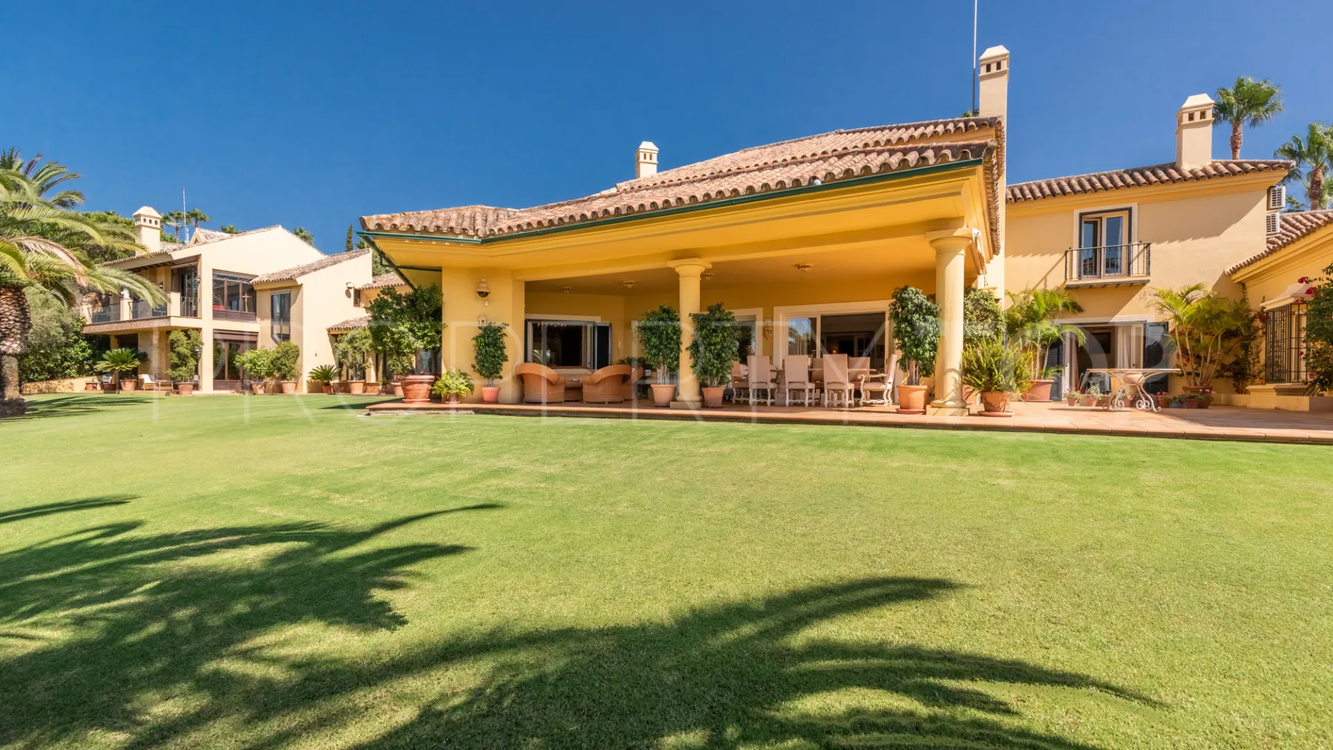 Villa for sale in Zona F with 5 bedrooms