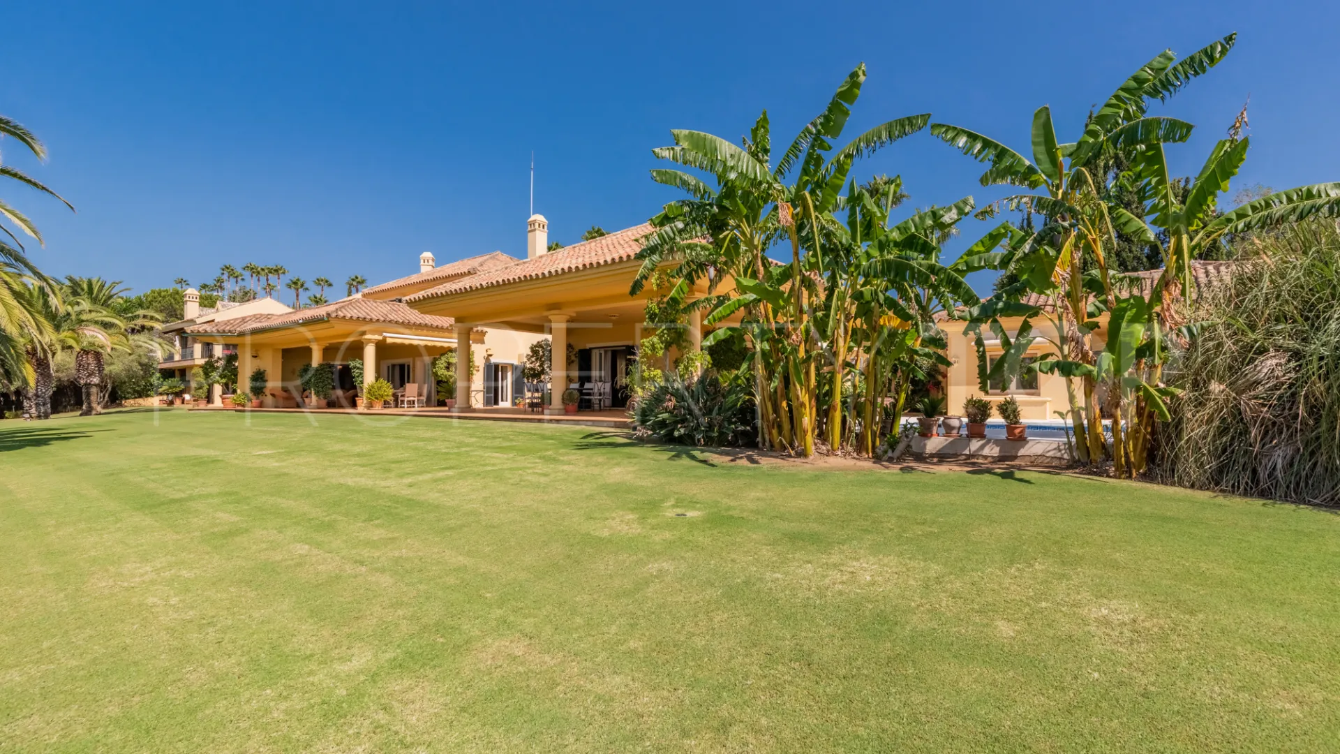 Villa for sale in Zona F with 5 bedrooms