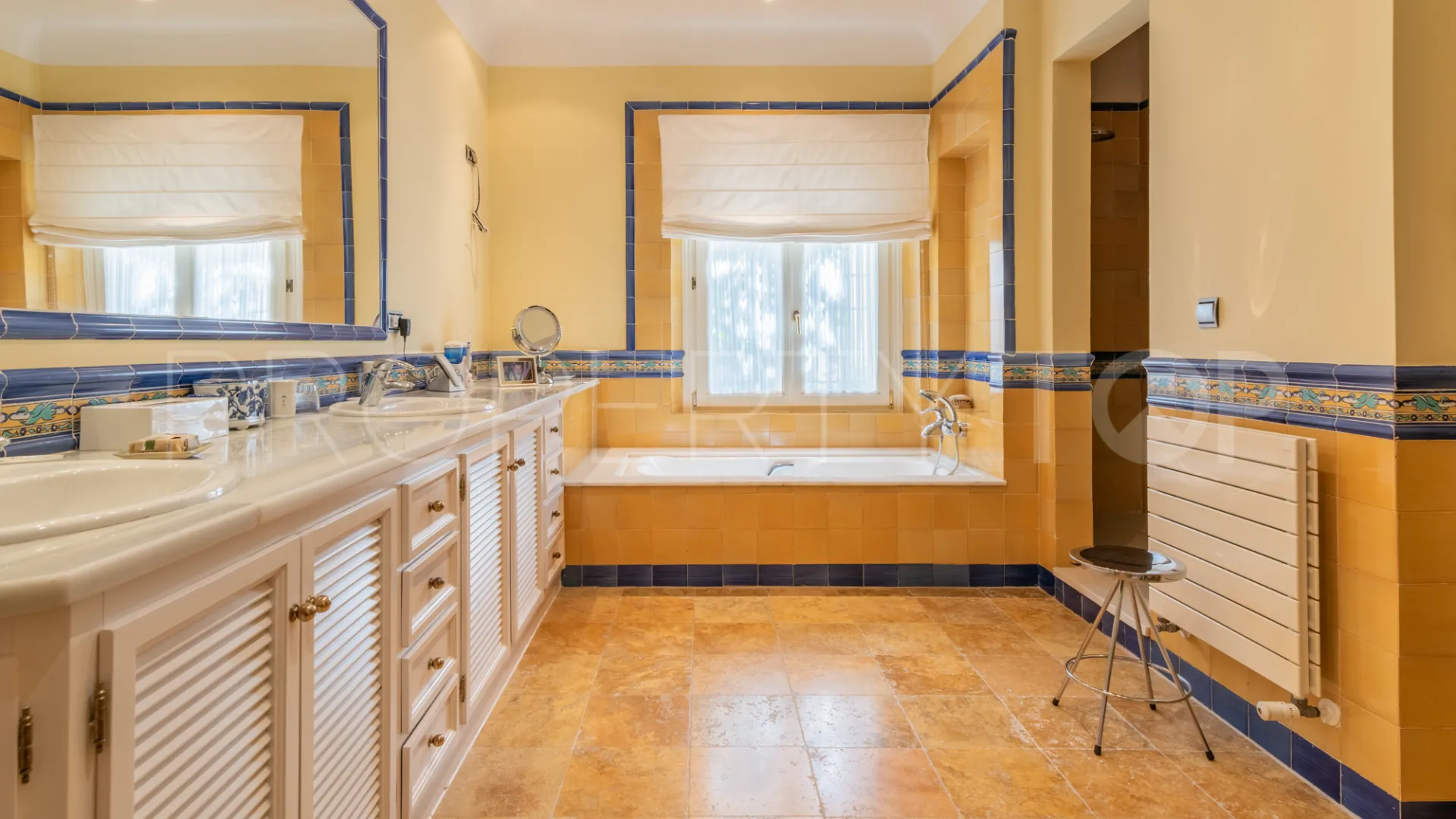 Villa for sale in Zona F with 5 bedrooms