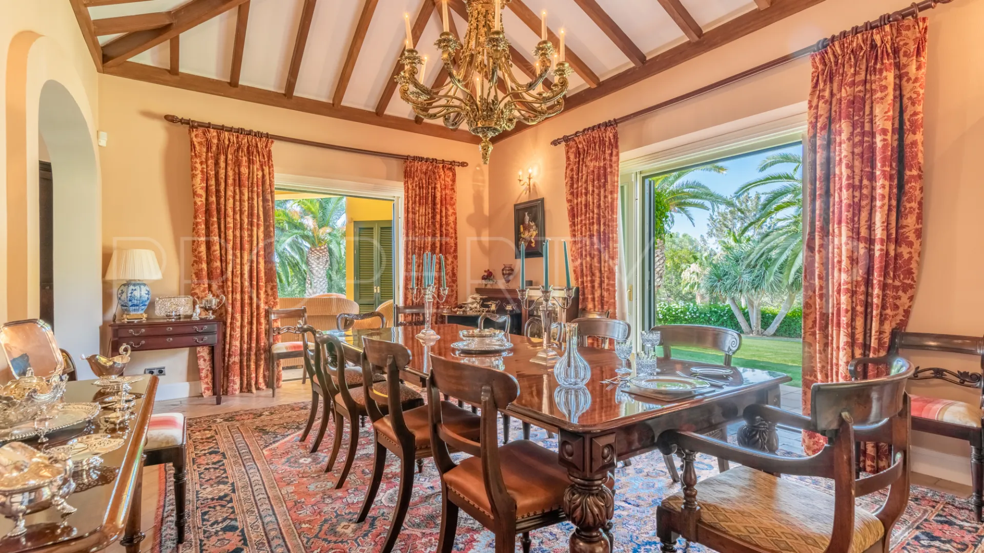 Villa for sale in Zona F with 5 bedrooms