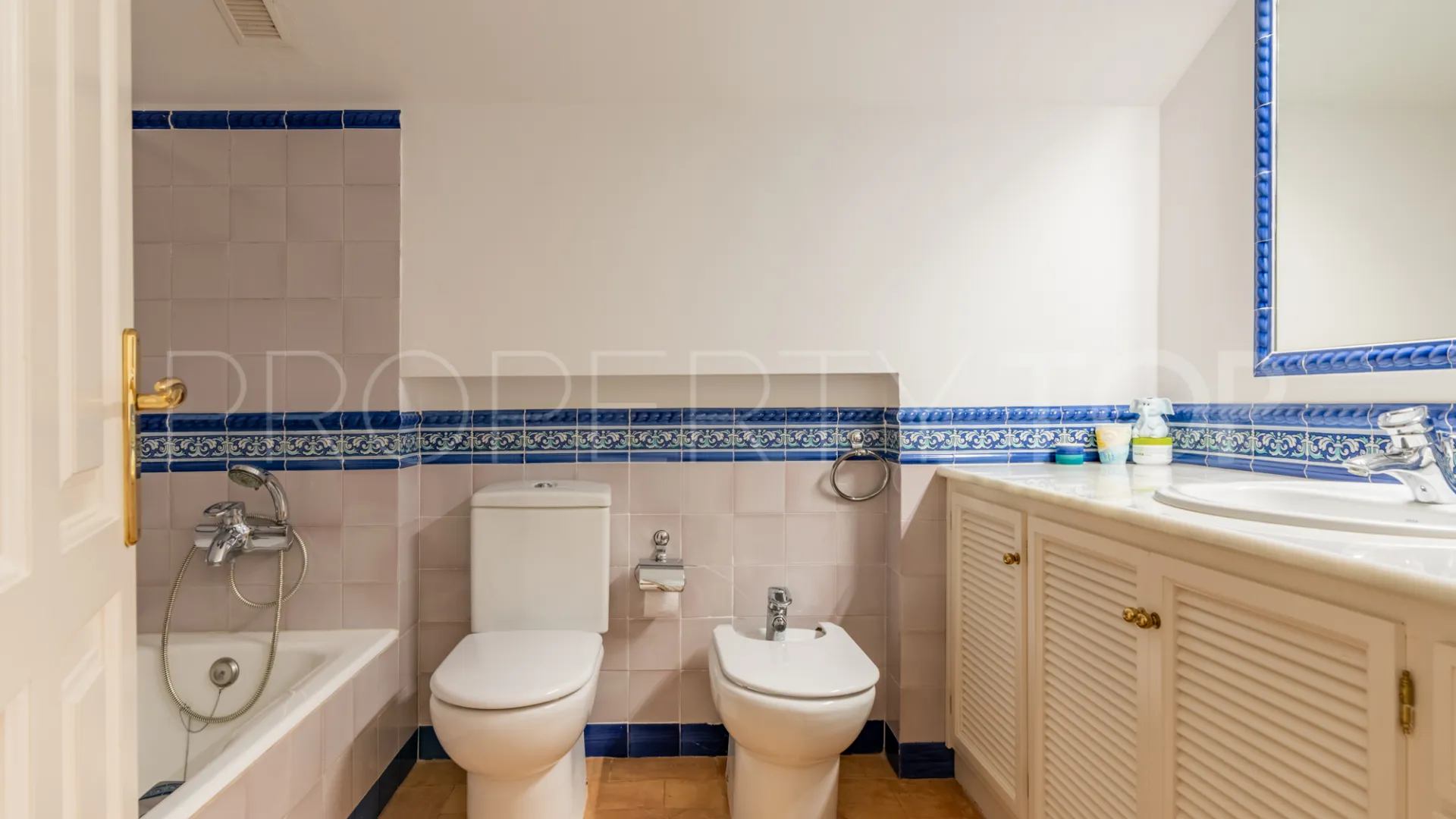 Villa for sale in Zona F with 5 bedrooms