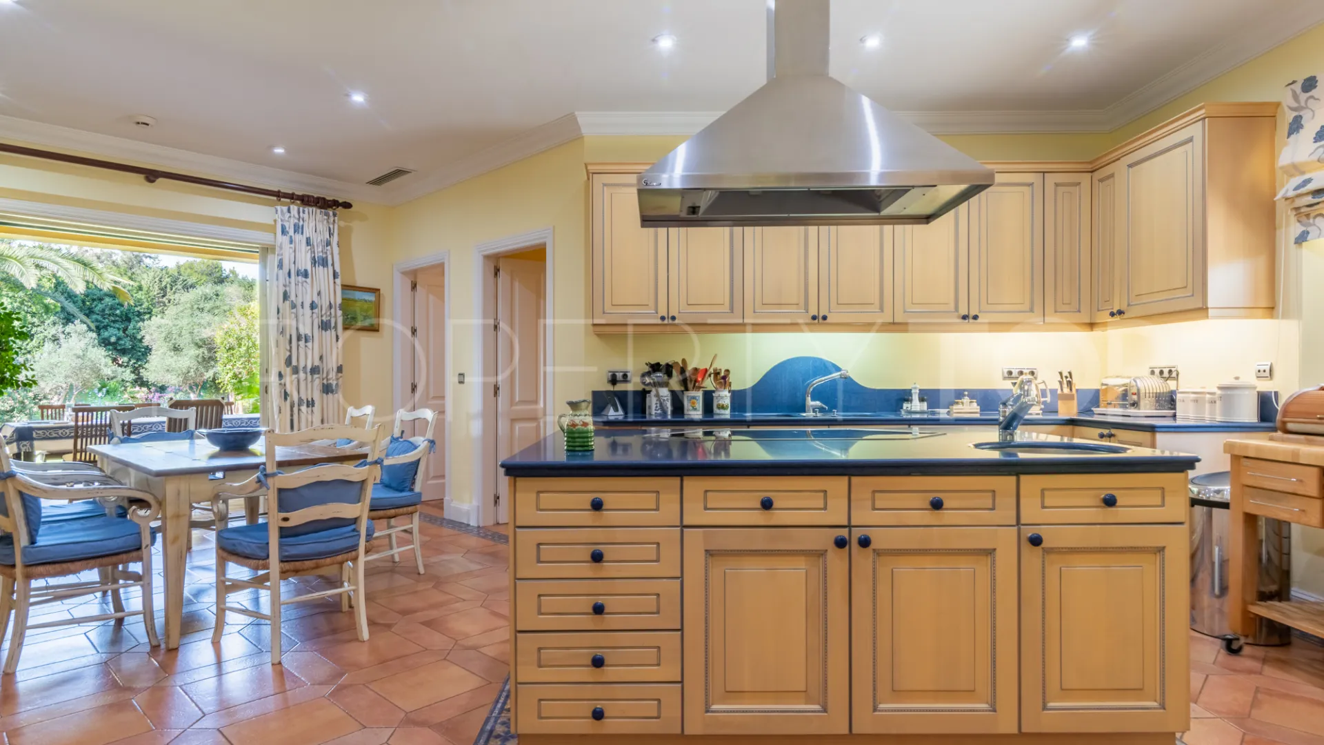 Villa for sale in Zona F with 5 bedrooms