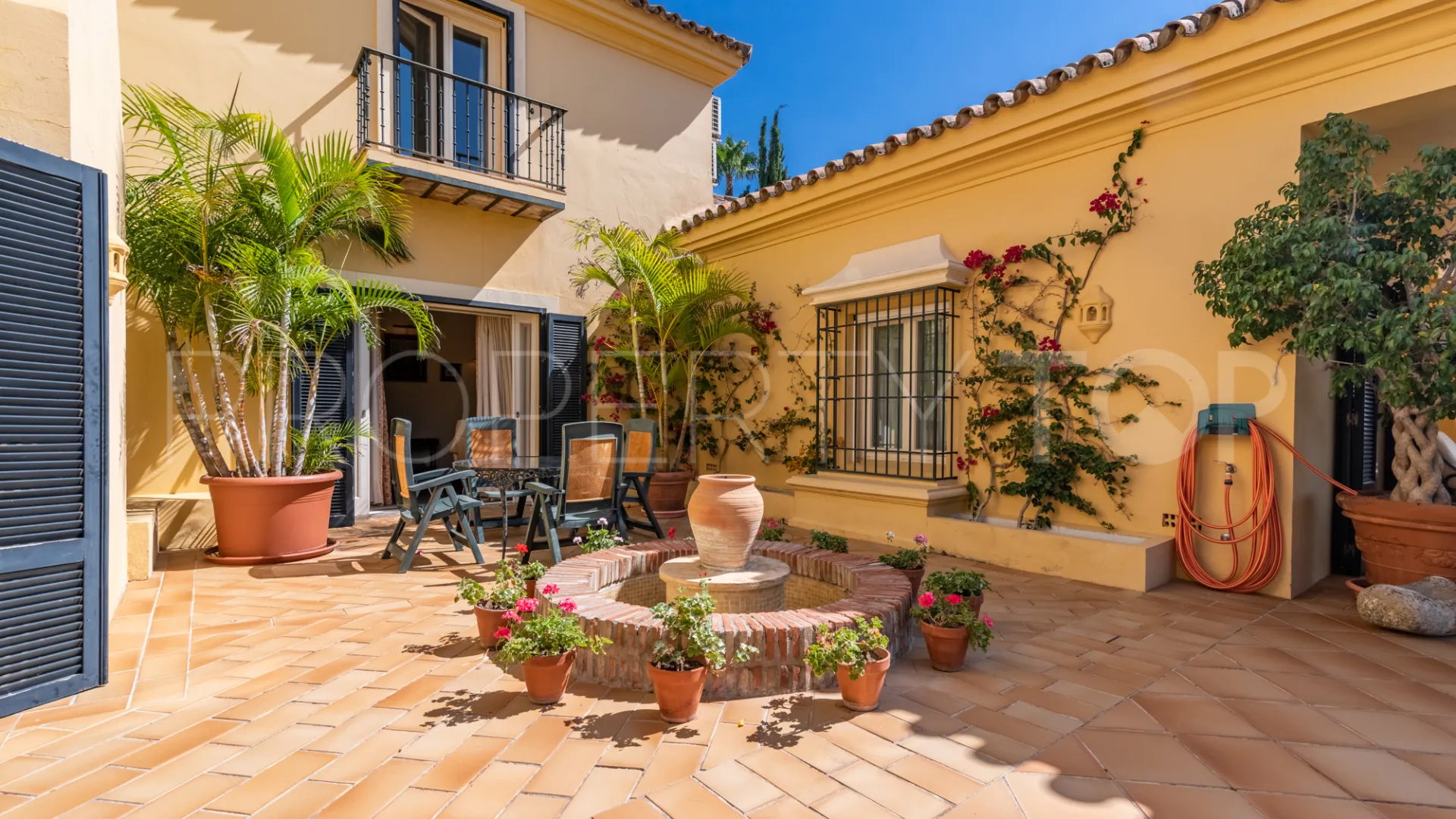 Villa for sale in Zona F with 5 bedrooms