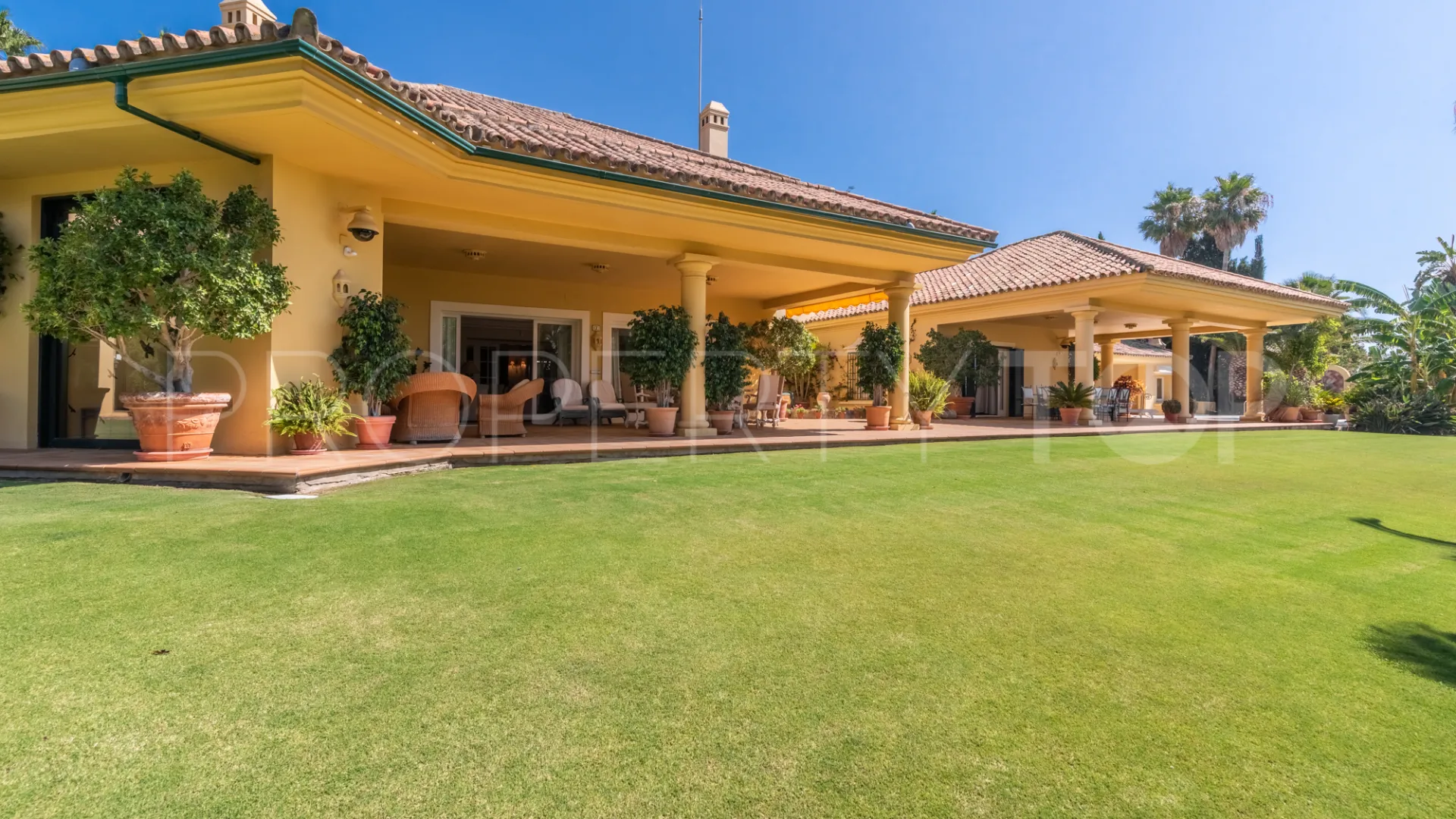 Villa for sale in Zona F with 5 bedrooms