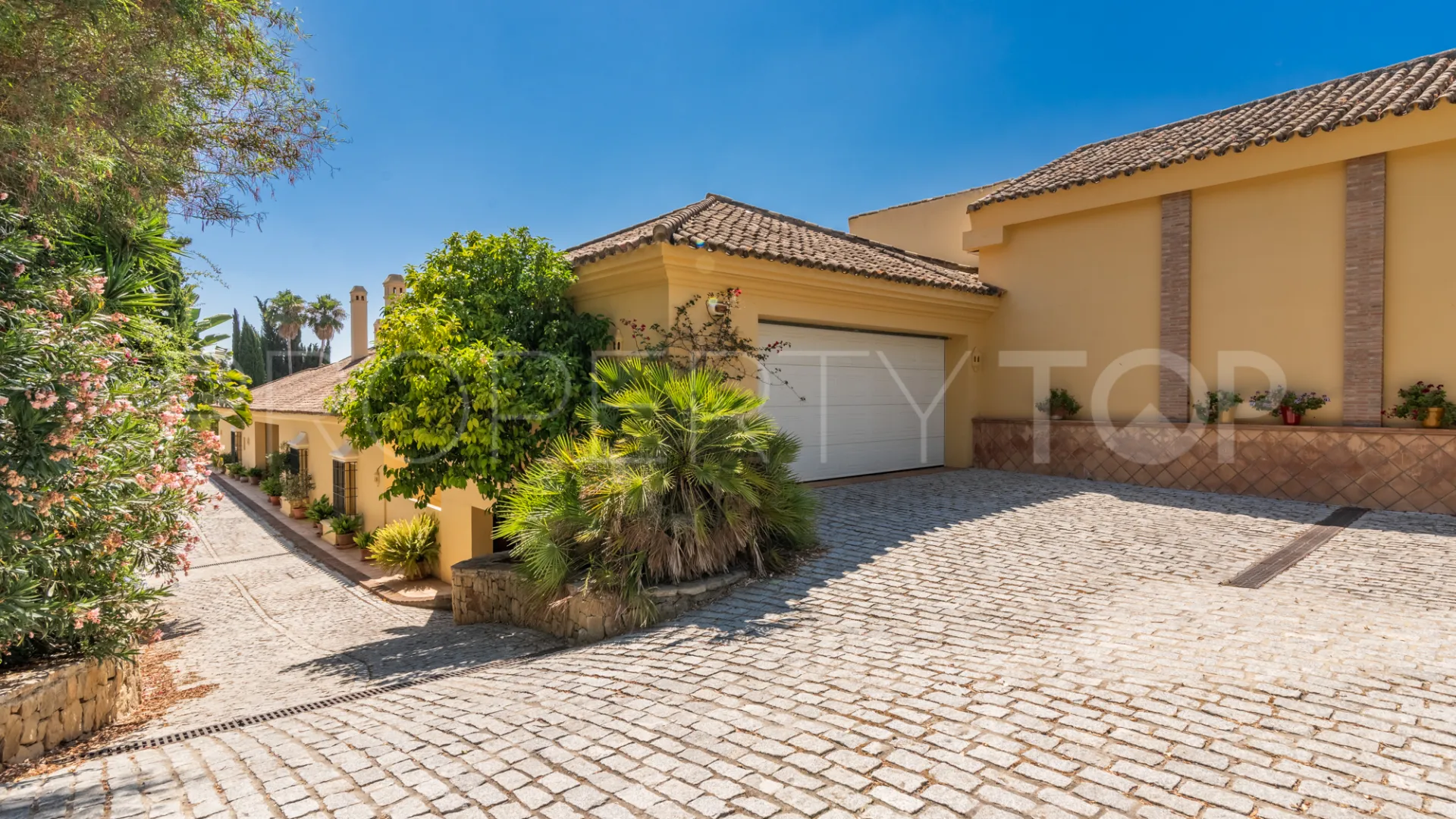 Villa for sale in Zona F with 5 bedrooms
