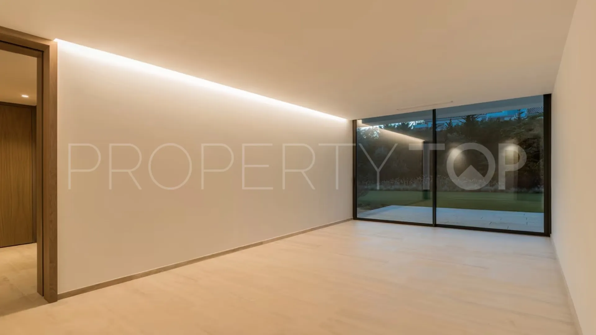 For sale Kings & Queens villa