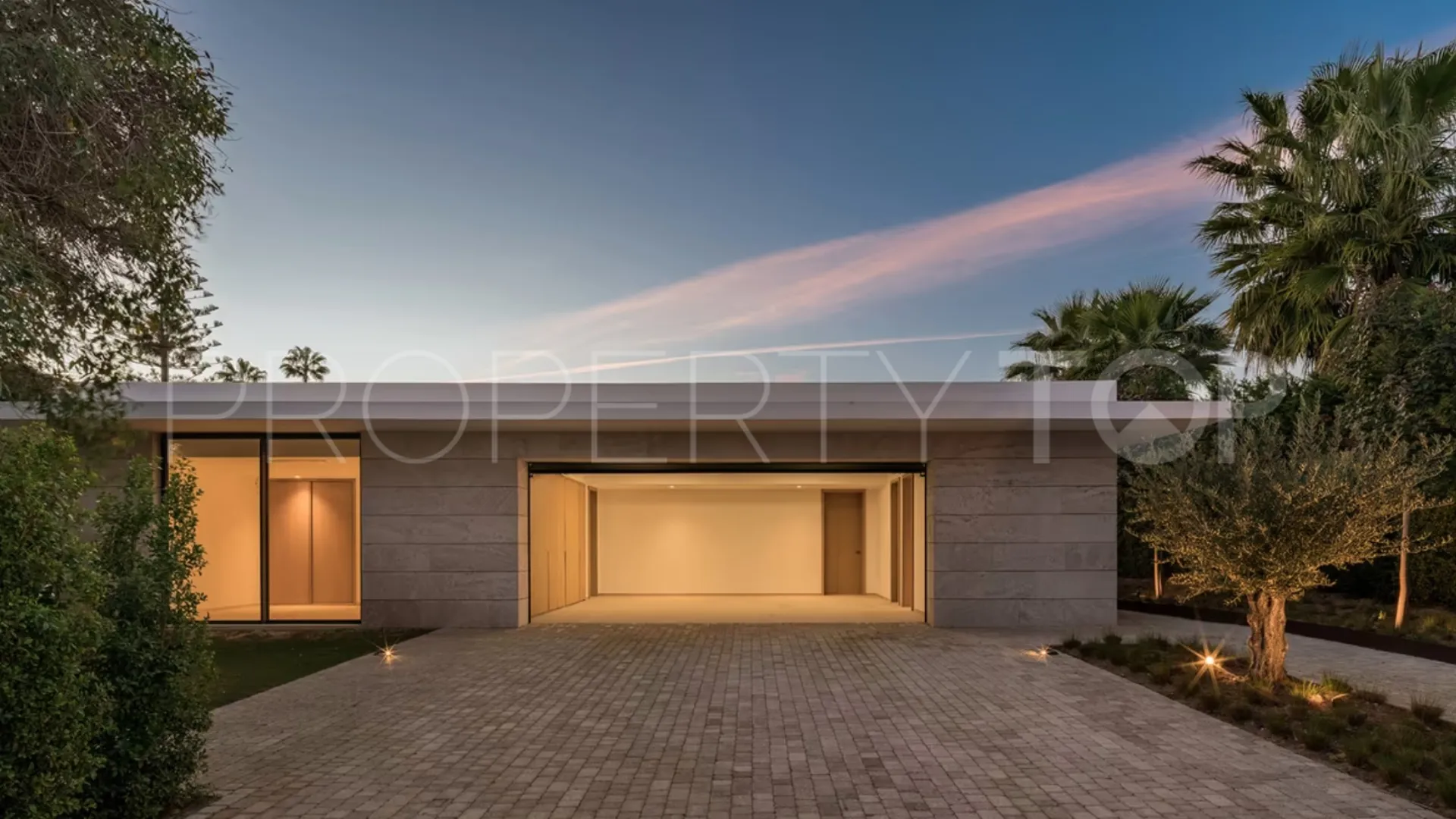 For sale Kings & Queens villa