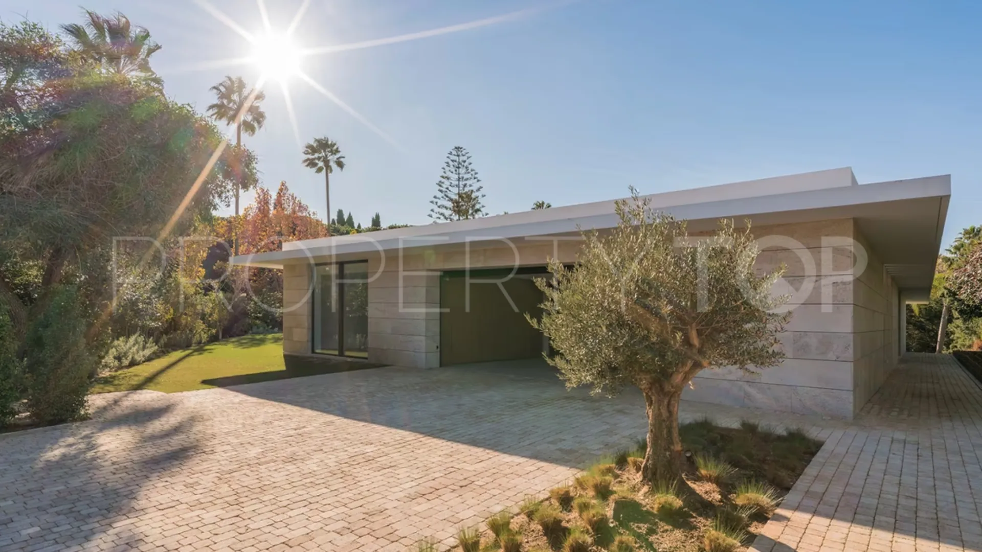 For sale Kings & Queens villa