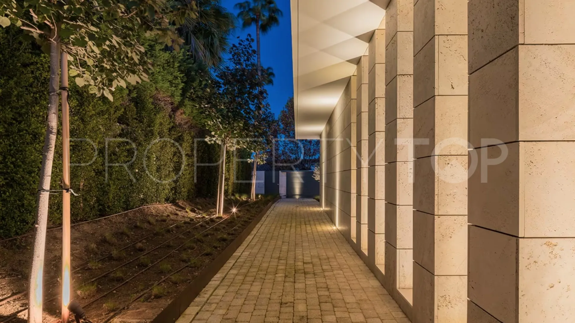 For sale Kings & Queens villa
