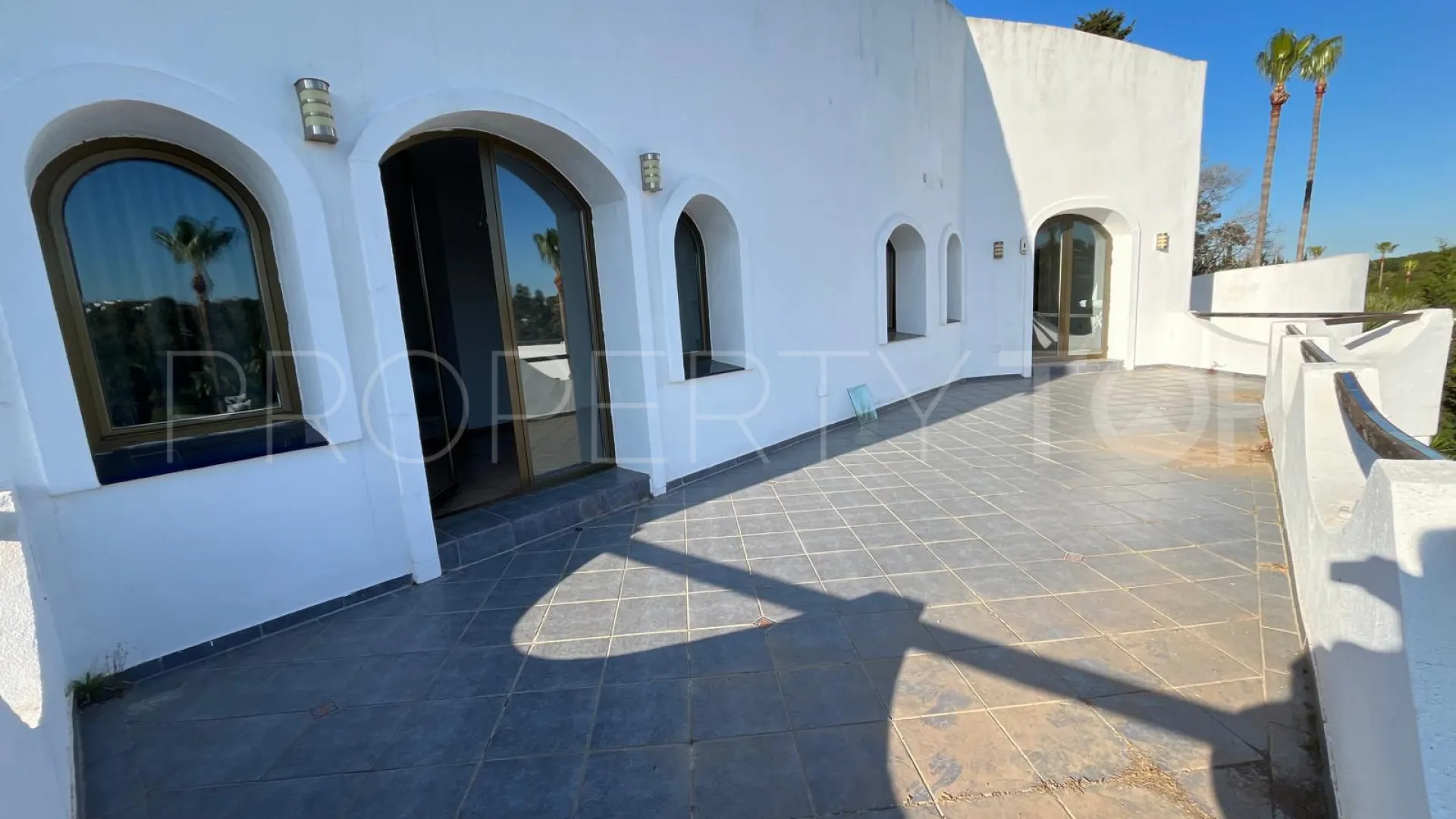 Se vende villa de 5 dormitorios en Zona F