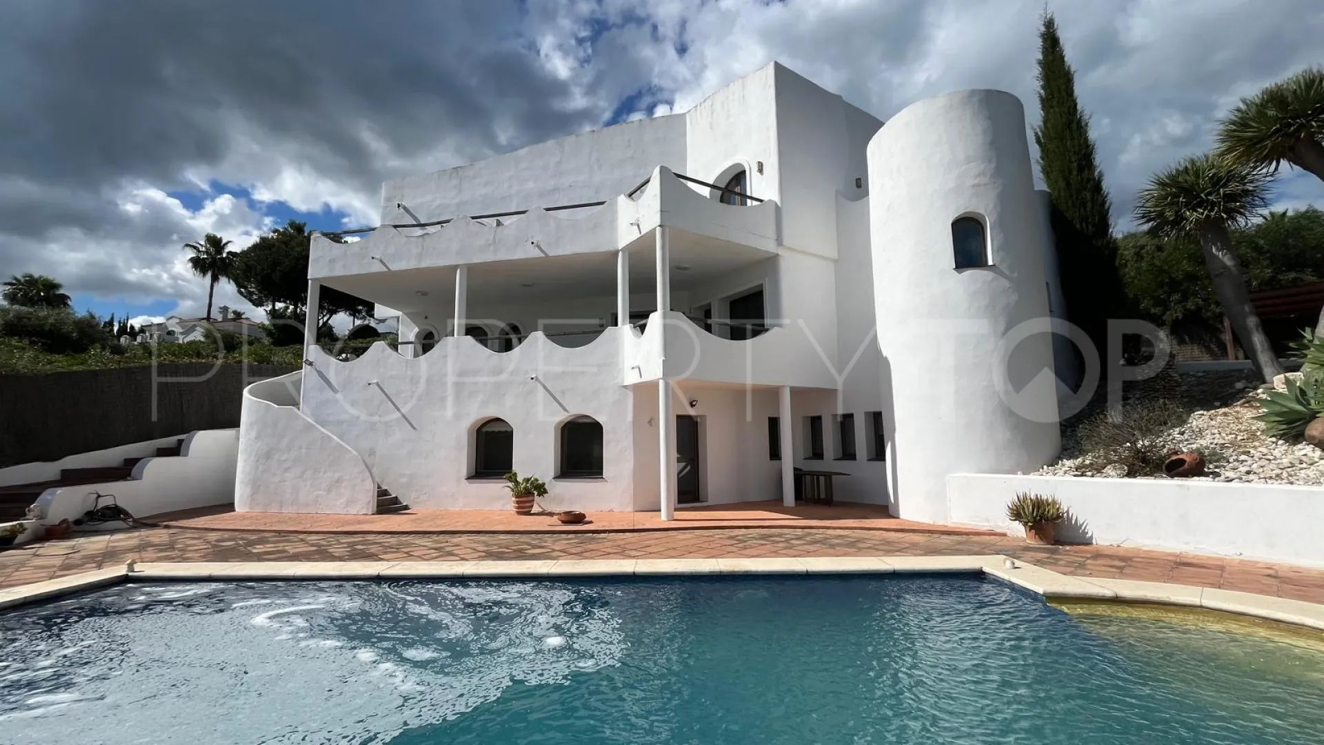 Se vende villa de 5 dormitorios en Zona F