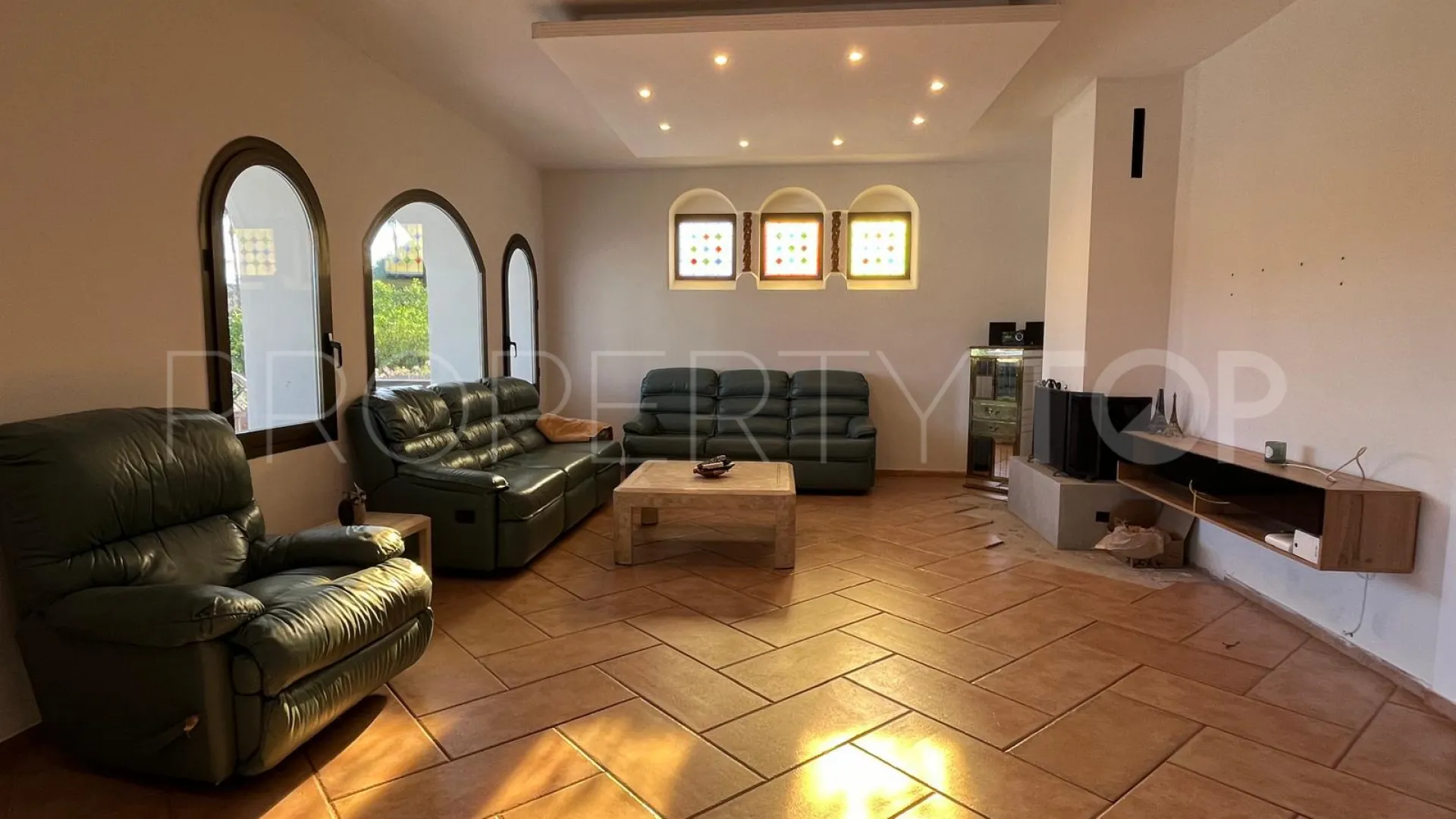Se vende villa de 5 dormitorios en Zona F