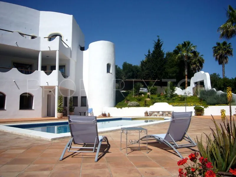 Se vende villa de 5 dormitorios en Zona F