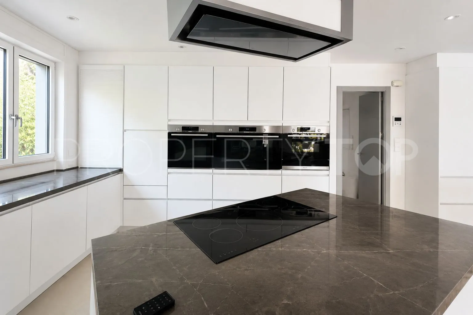 Se vende villa con 5 dormitorios en Reyes y Reinas