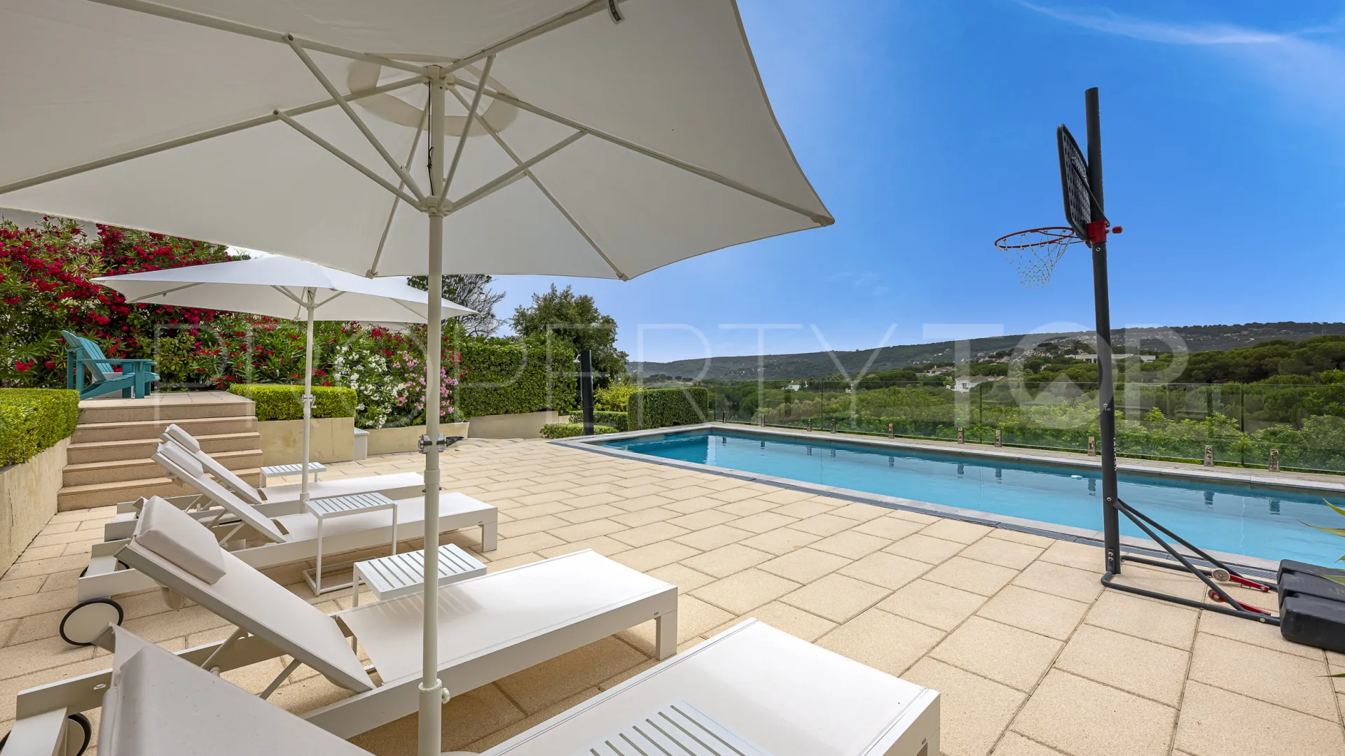 Villa en venta en Las Cimas con 5 dormitorios