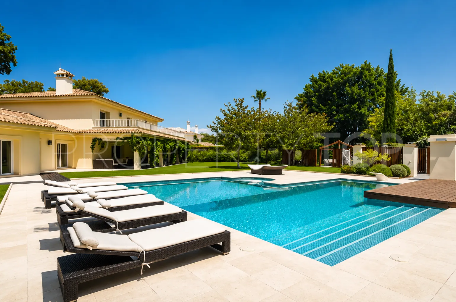 Reyes y Reinas, villa en venta