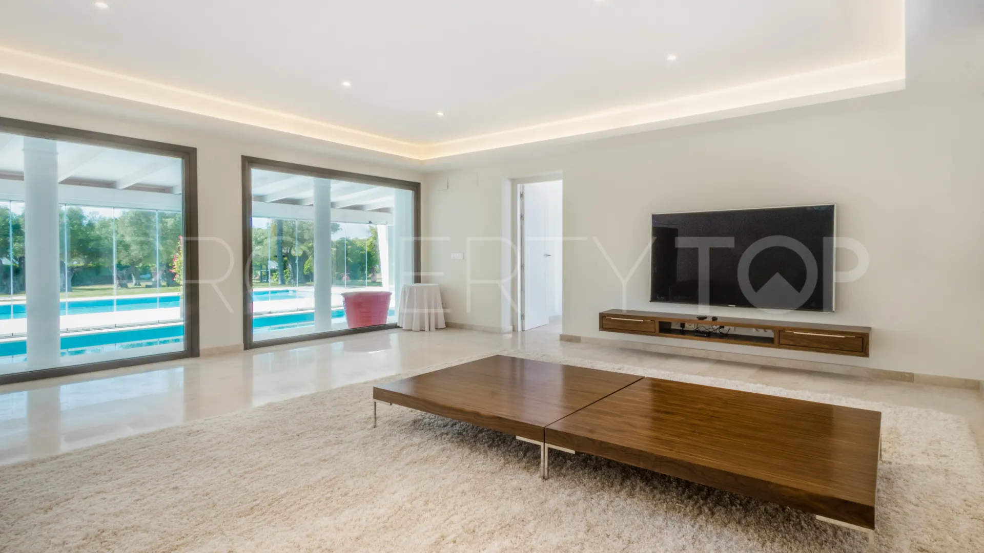 Villa for sale in Kings & Queens with 8 bedrooms