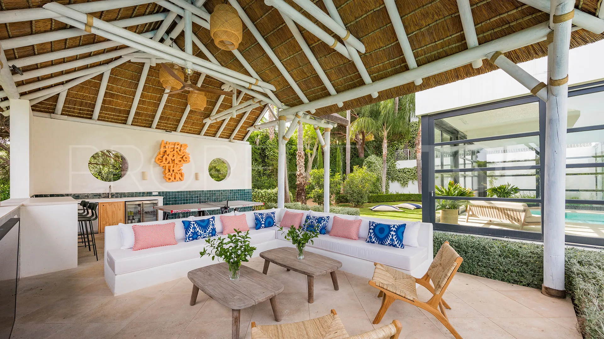 Se vende villa en Zona F con 8 dormitorios