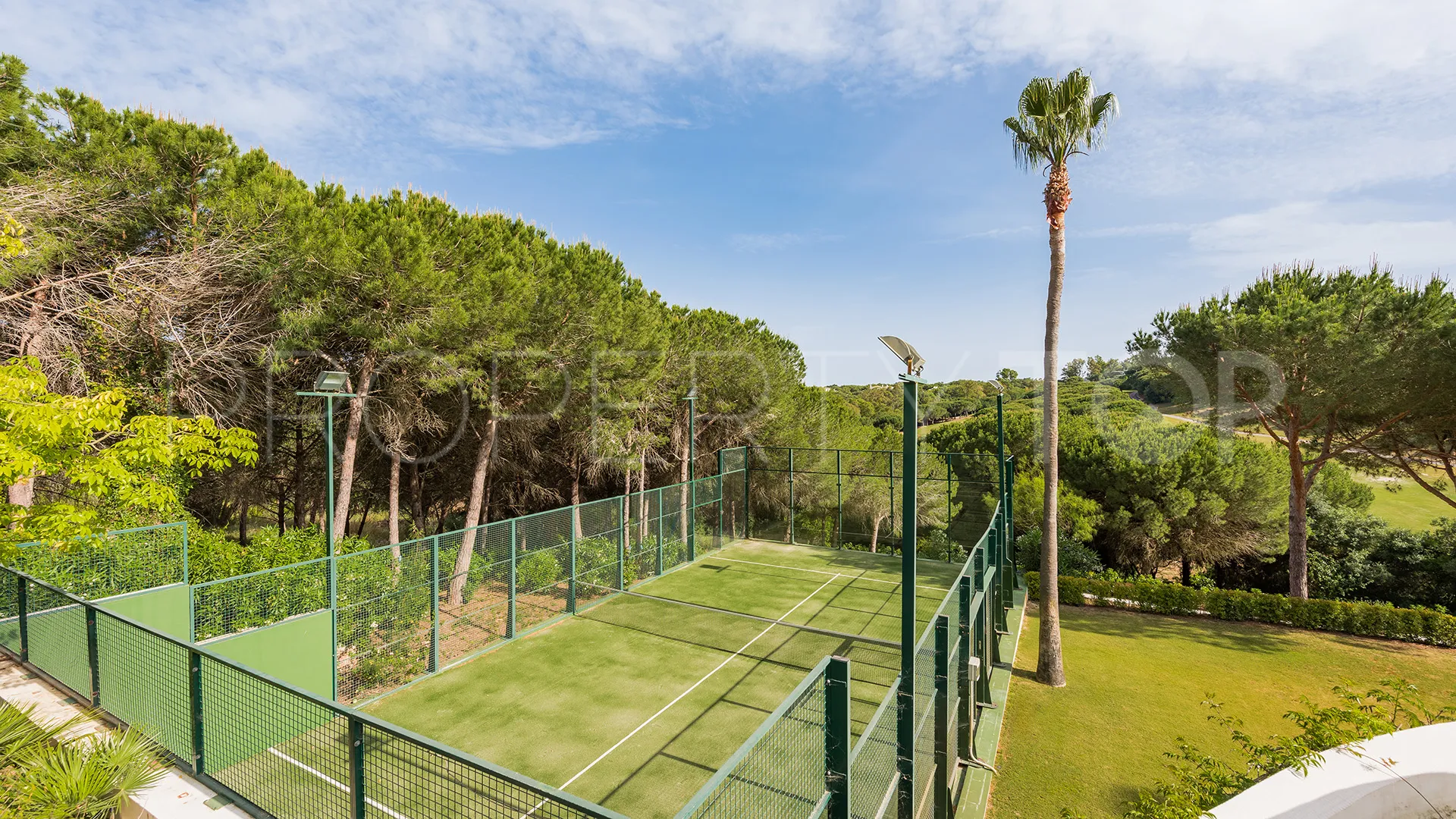 Se vende villa en Zona F con 8 dormitorios