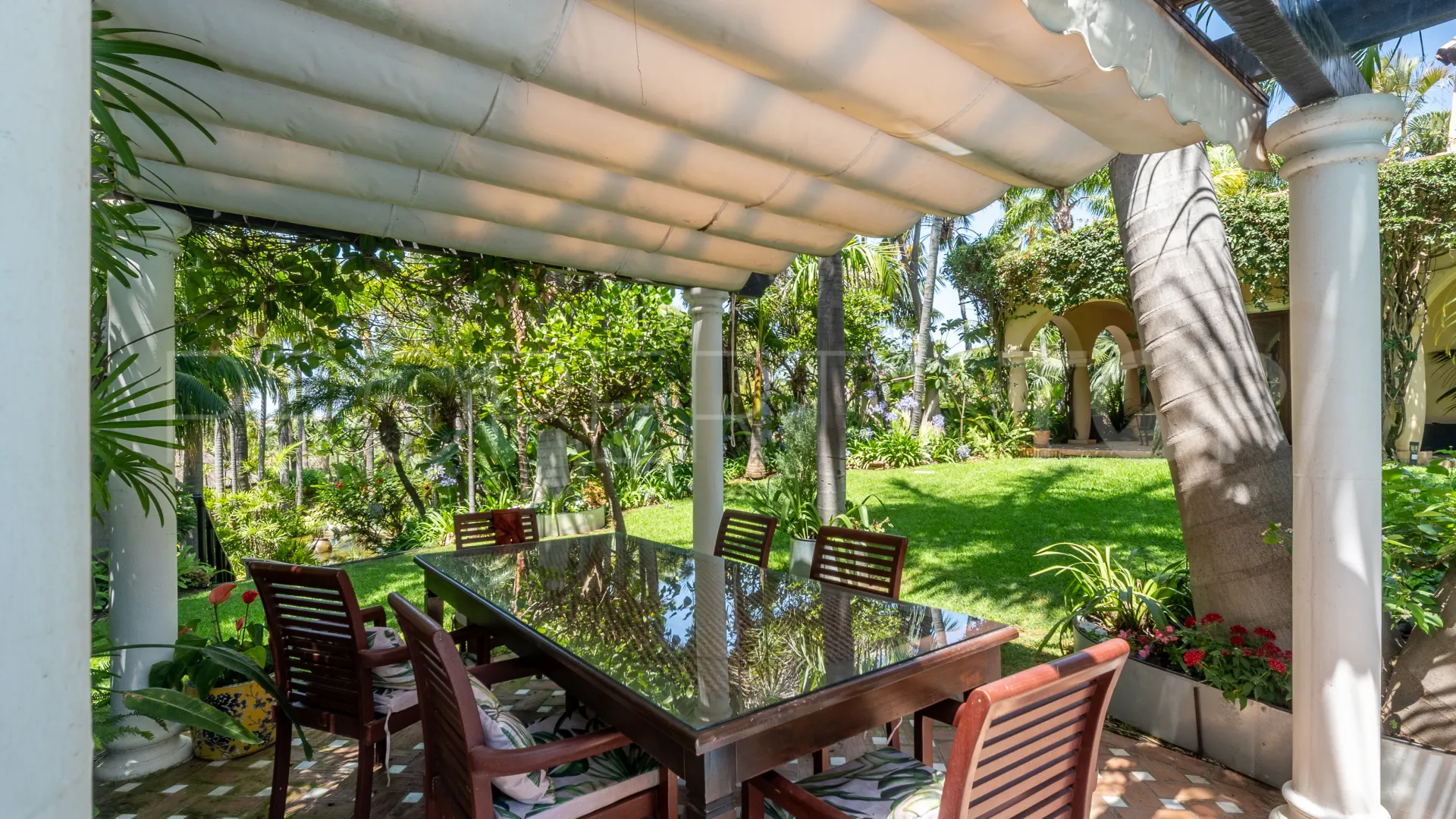 Villa de 8 dormitorios en venta en Altos del Rodeo