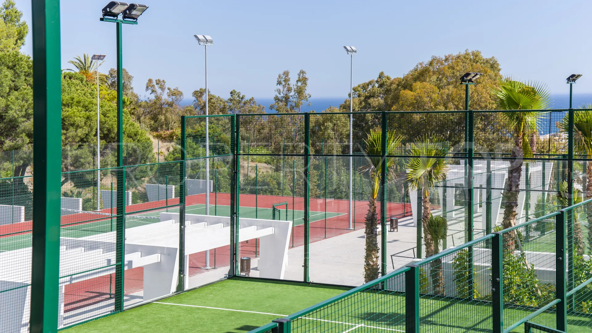 Se vende apartamento planta baja en Estepona de 4 dormitorios