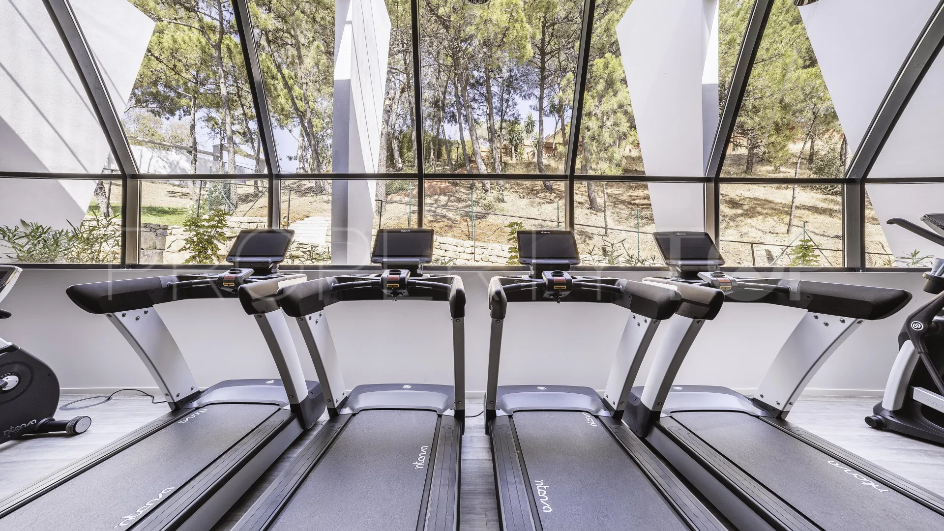 Se vende apartamento planta baja en Estepona de 4 dormitorios