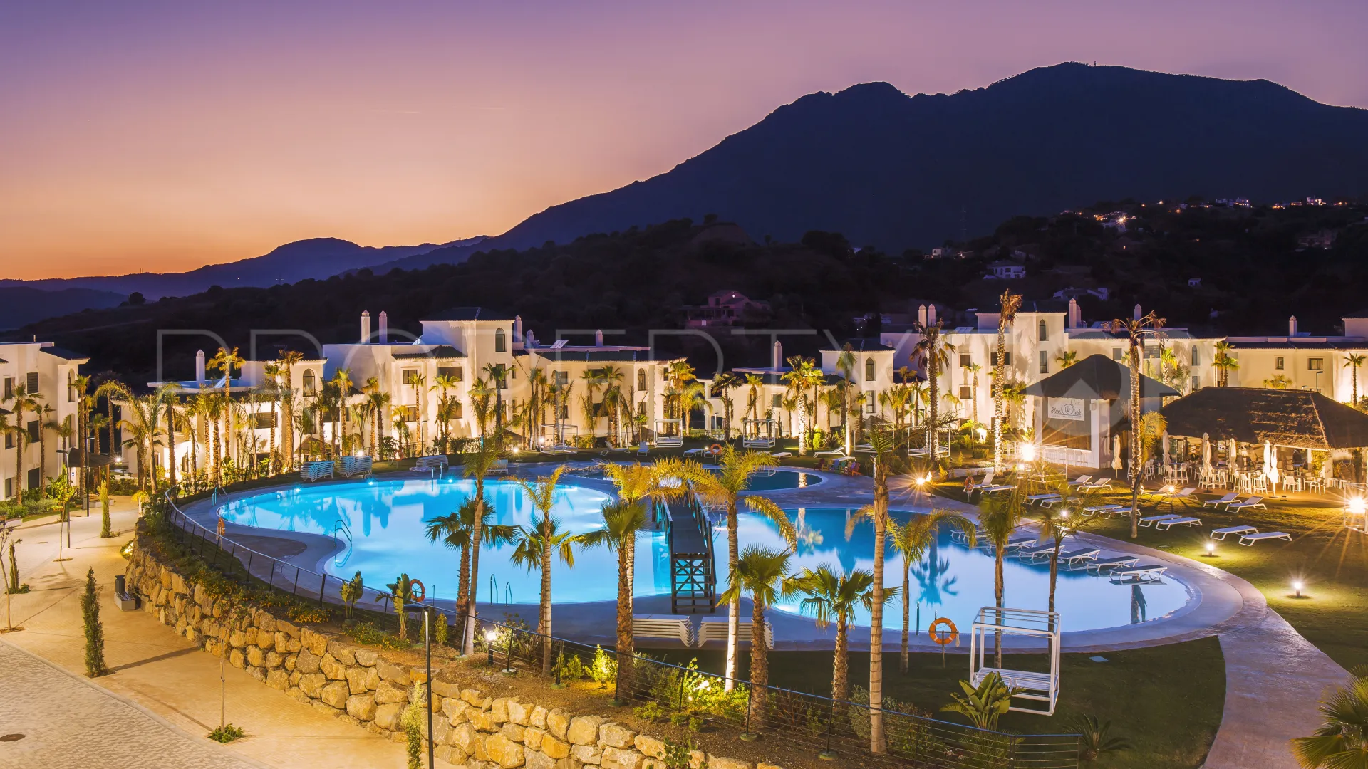 Se vende apartamento planta baja en Estepona de 4 dormitorios