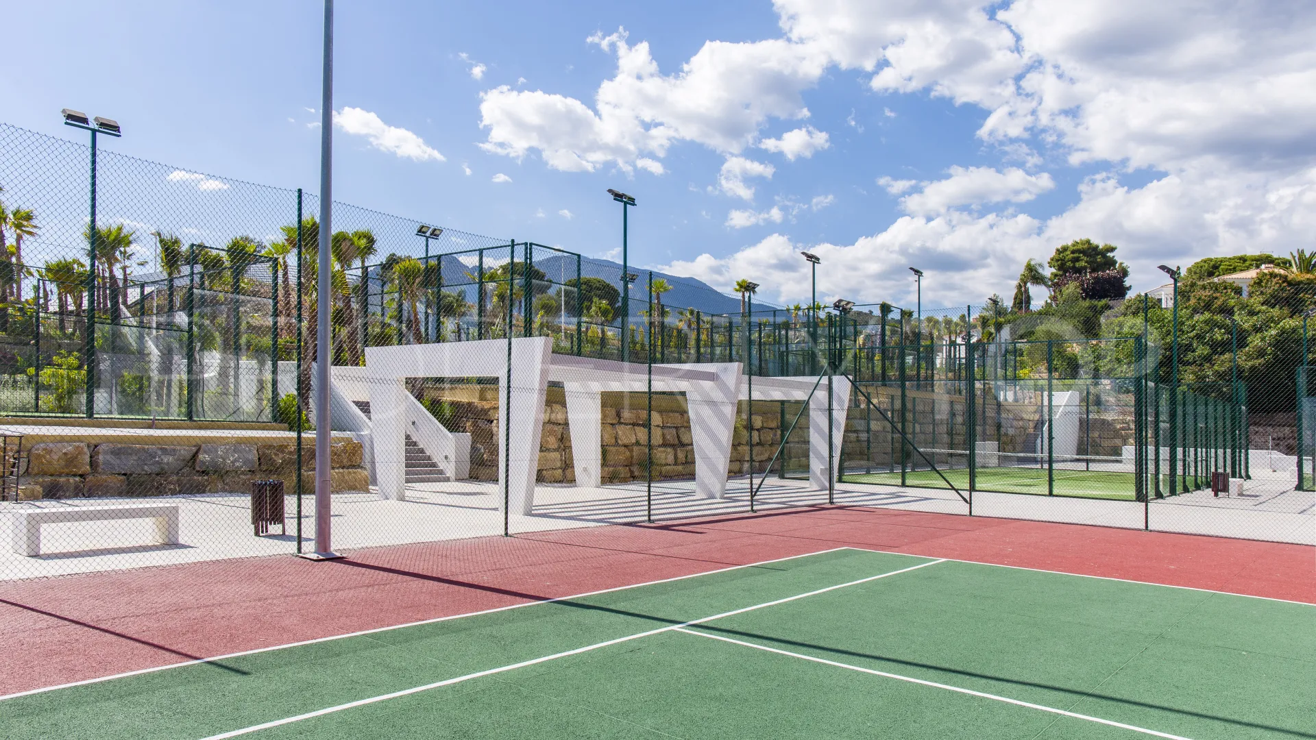Se vende apartamento planta baja en Estepona de 4 dormitorios