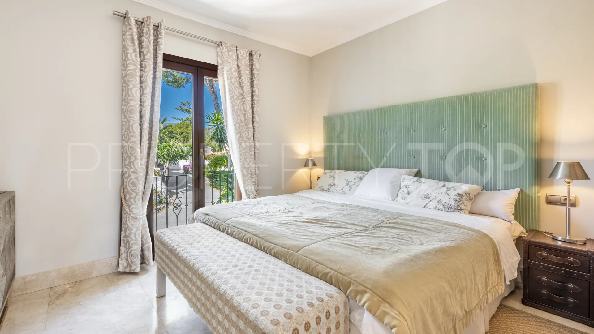 For sale penthouse in Puente Romano