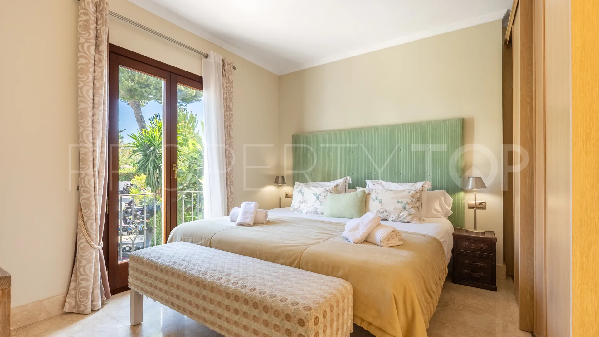 For sale penthouse in Hotel Puente Romano