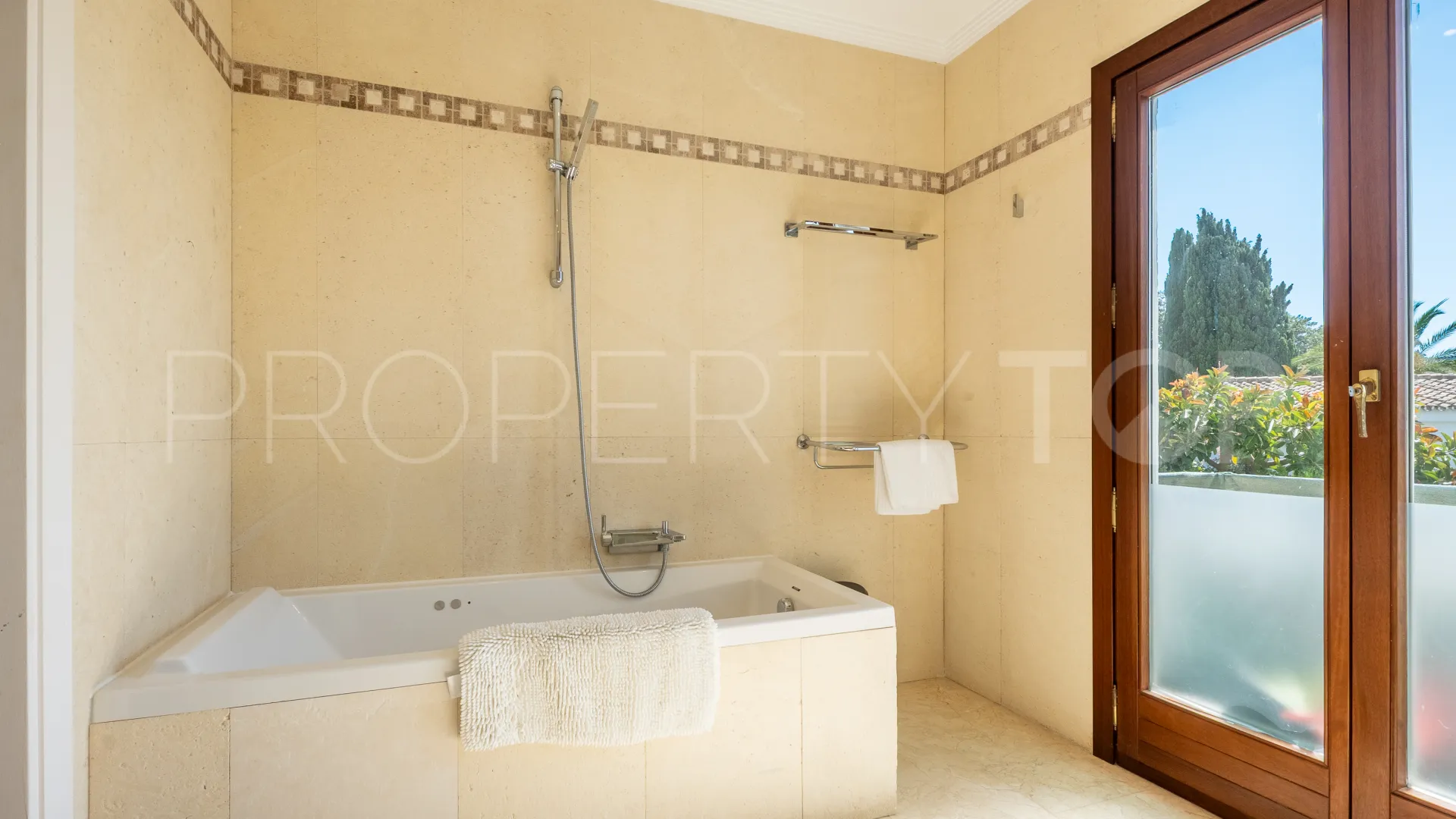 For sale penthouse in Hotel Puente Romano