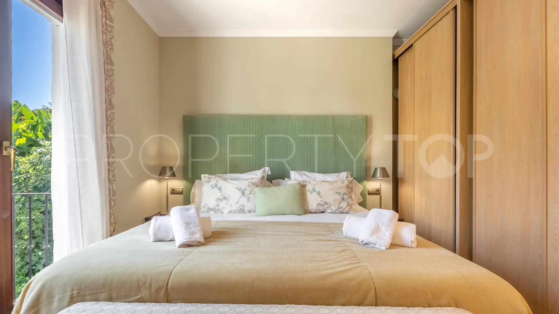 For sale penthouse in Hotel Puente Romano
