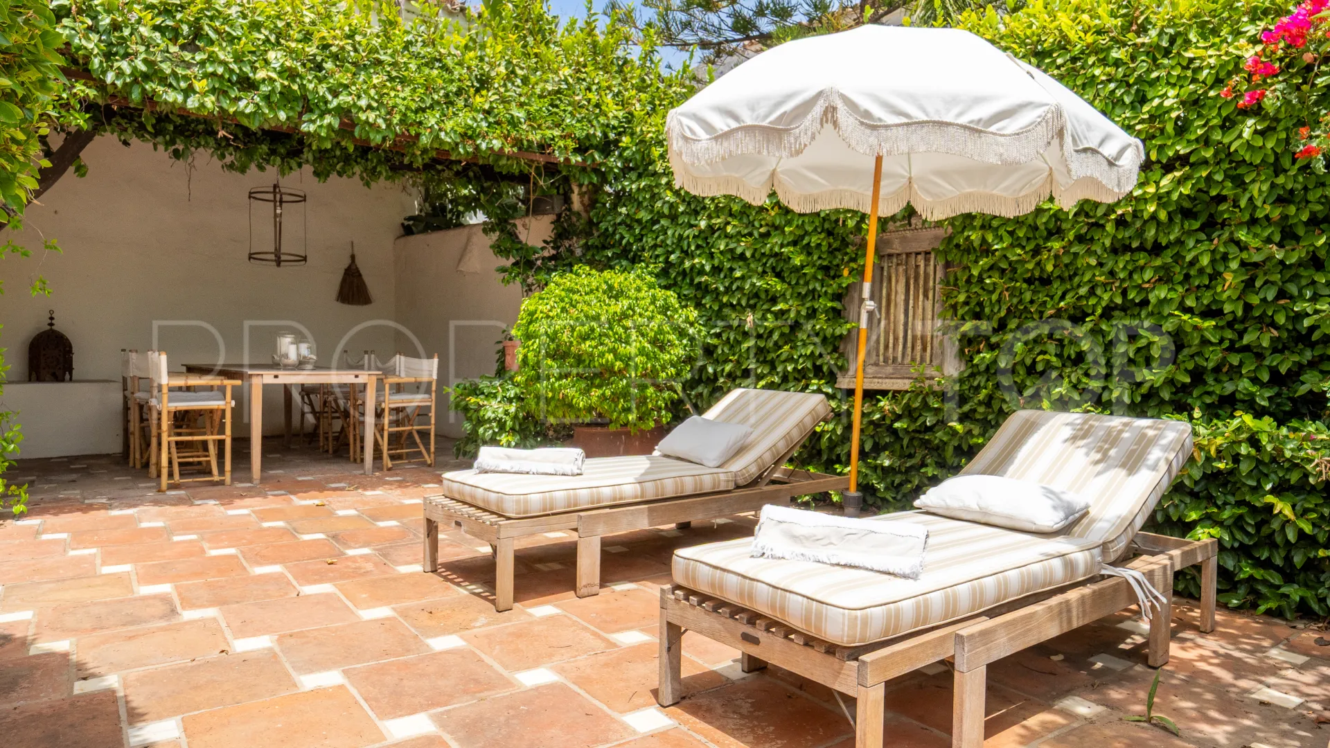 Villa pareada en venta en Marbella Hill Club con 3 dormitorios