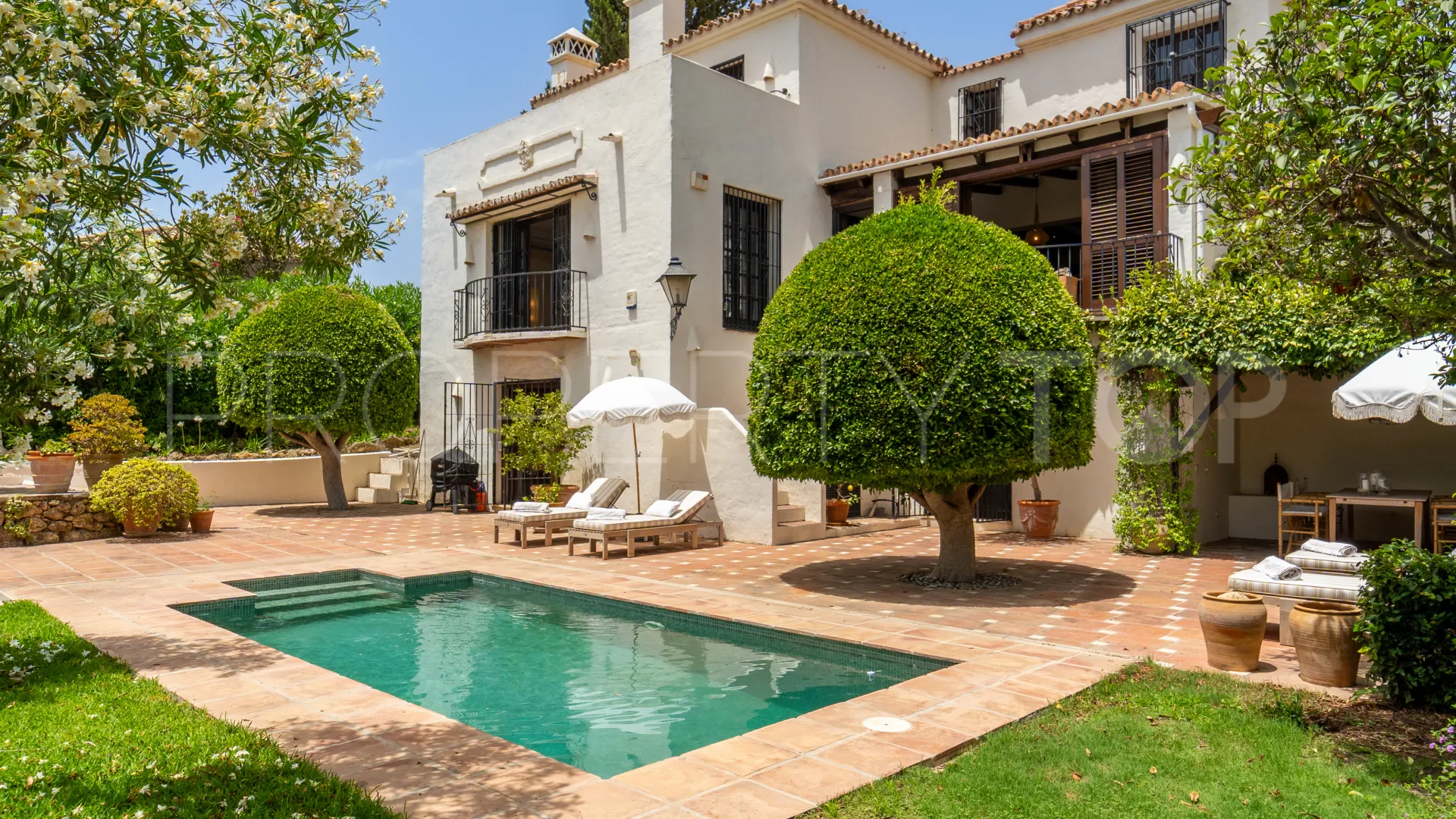 Villa pareada en venta en Marbella Hill Club con 3 dormitorios