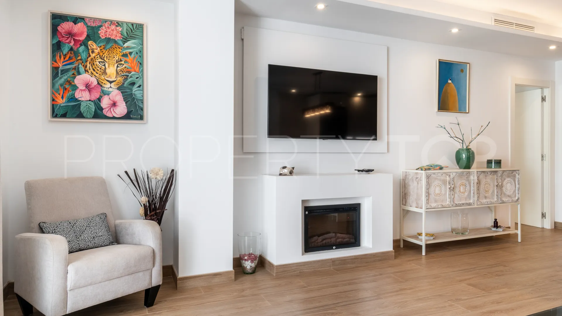 Ground floor apartment with 2 bedrooms for sale in Puente Romano II