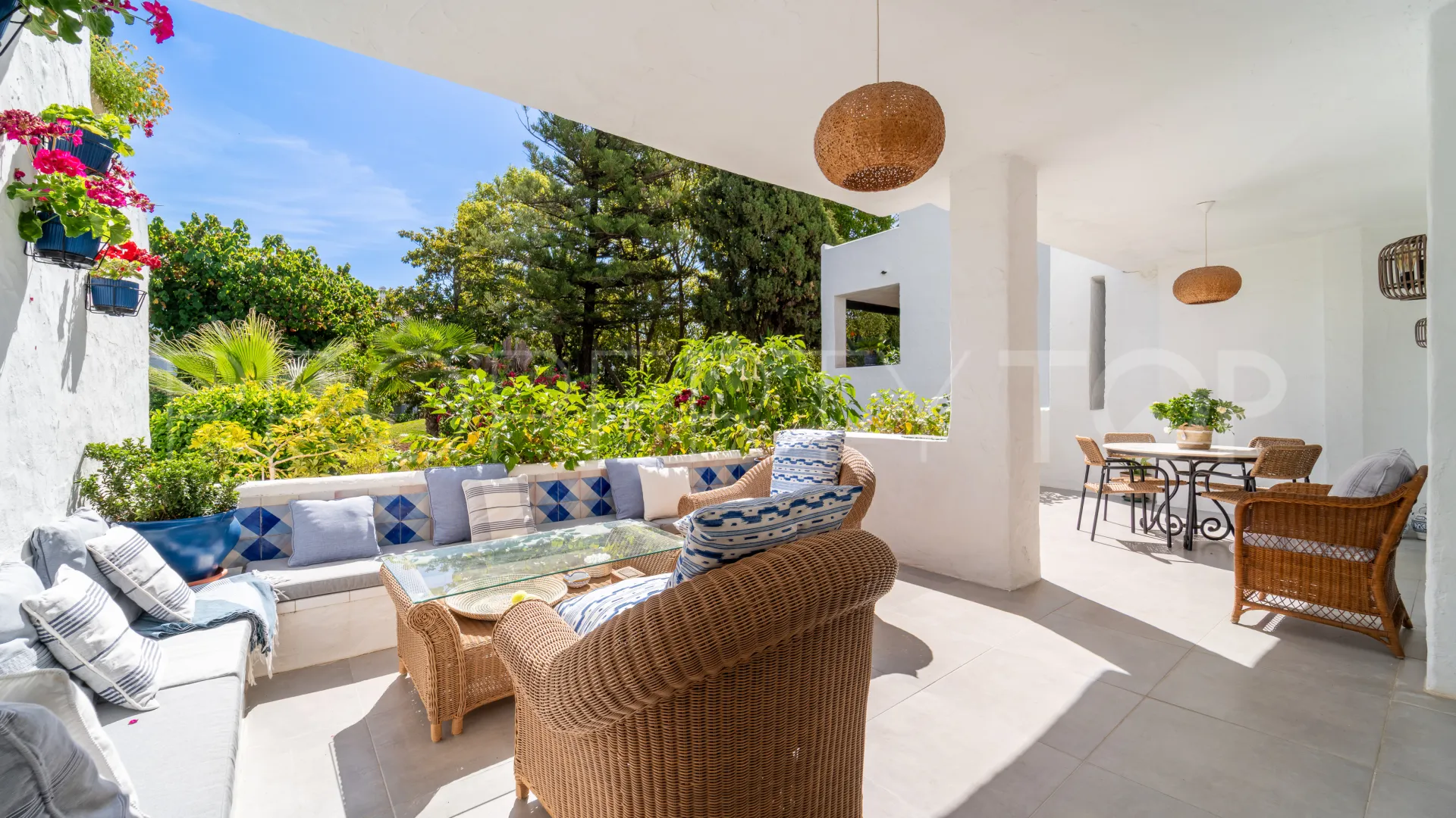 Ground floor apartment with 2 bedrooms for sale in Puente Romano II