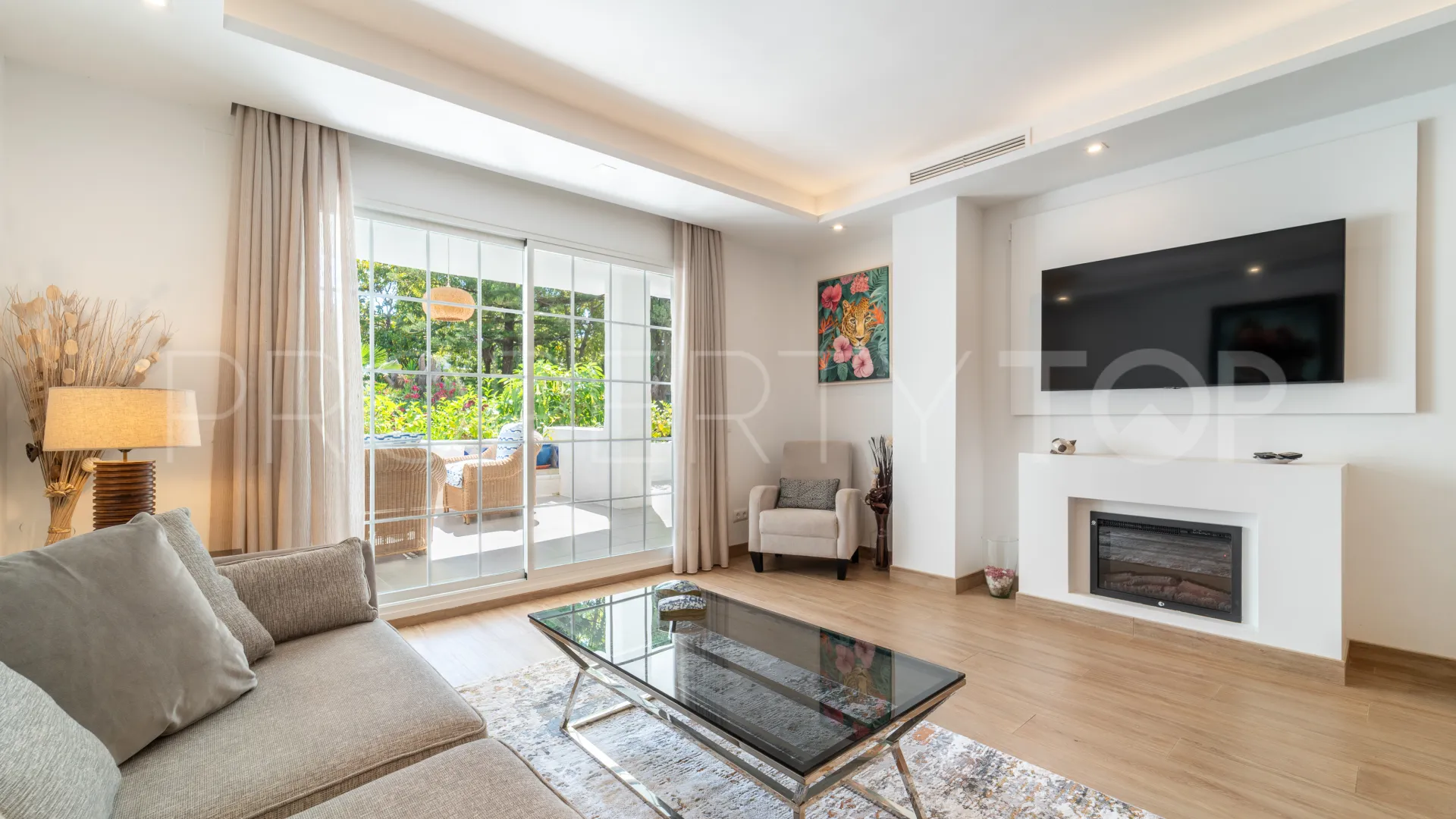 Ground floor apartment with 2 bedrooms for sale in Puente Romano II