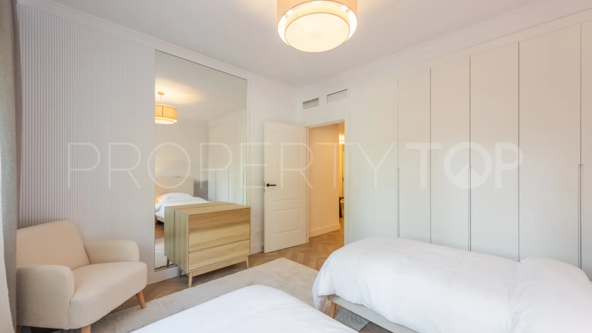 For sale ground floor apartment with 3 bedrooms in Bahía del Velerín