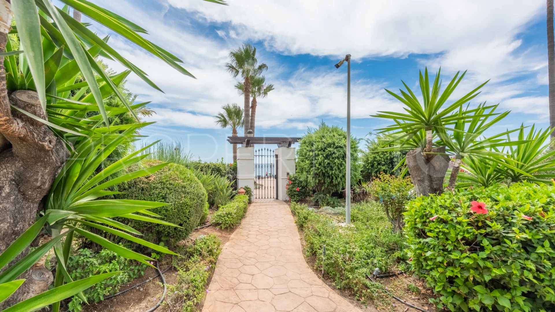 For sale ground floor apartment with 3 bedrooms in Bahía del Velerín