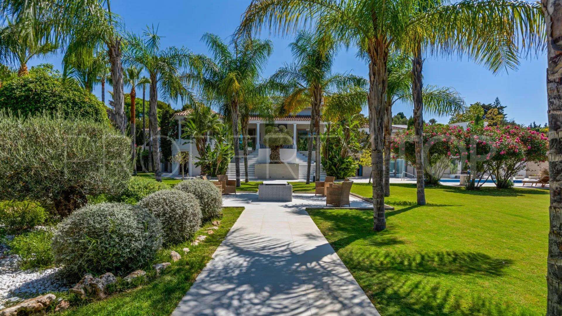 Se vende villa en Guadalmina Baja de 6 dormitorios