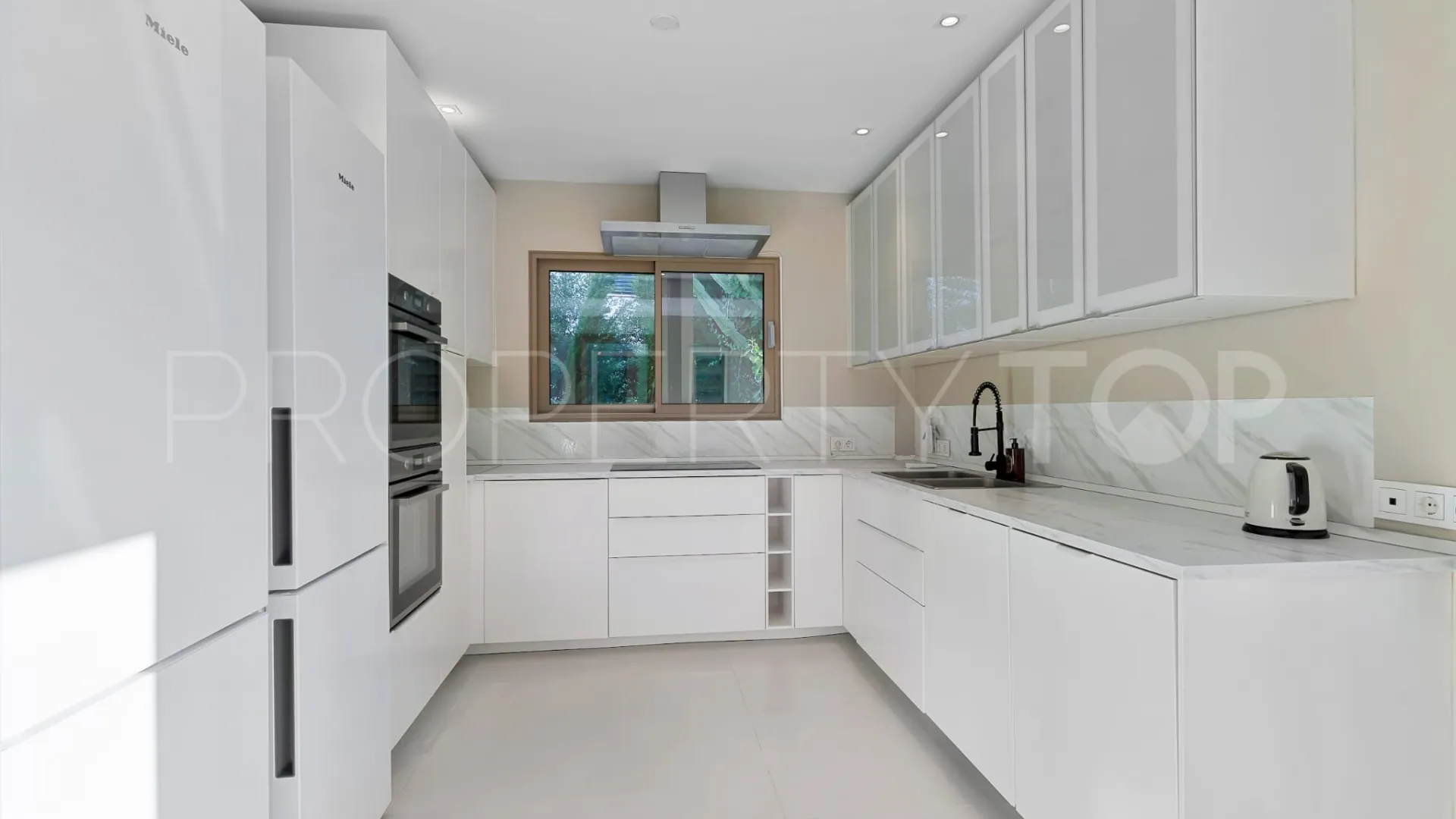 Se vende villa en Guadalmina Baja de 6 dormitorios