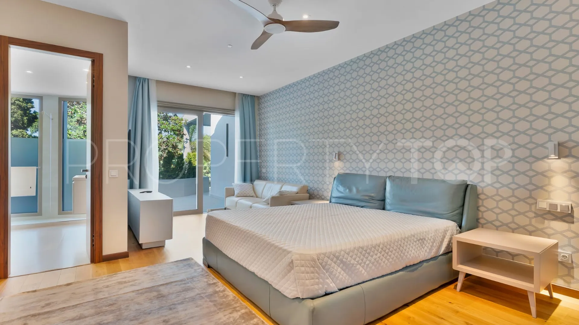 Se vende villa en Guadalmina Baja de 6 dormitorios